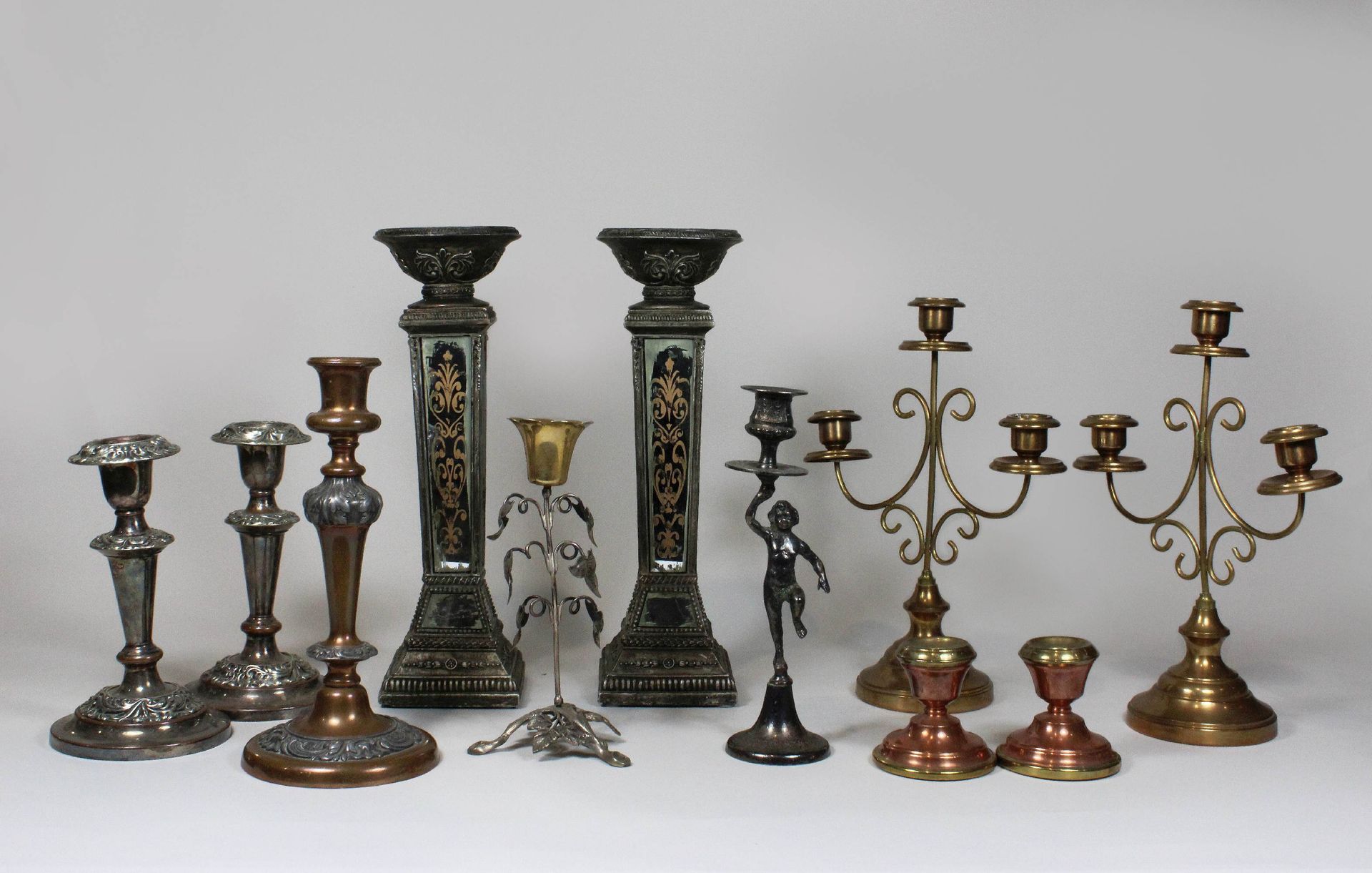 Konvolut Leuchter, 11-teilig 一批混合的烛台，11件，两个带装饰的烛台，镀银，高约19厘米，两个小烛台，铜，镀金，高约7厘米，烛台带&hellip;