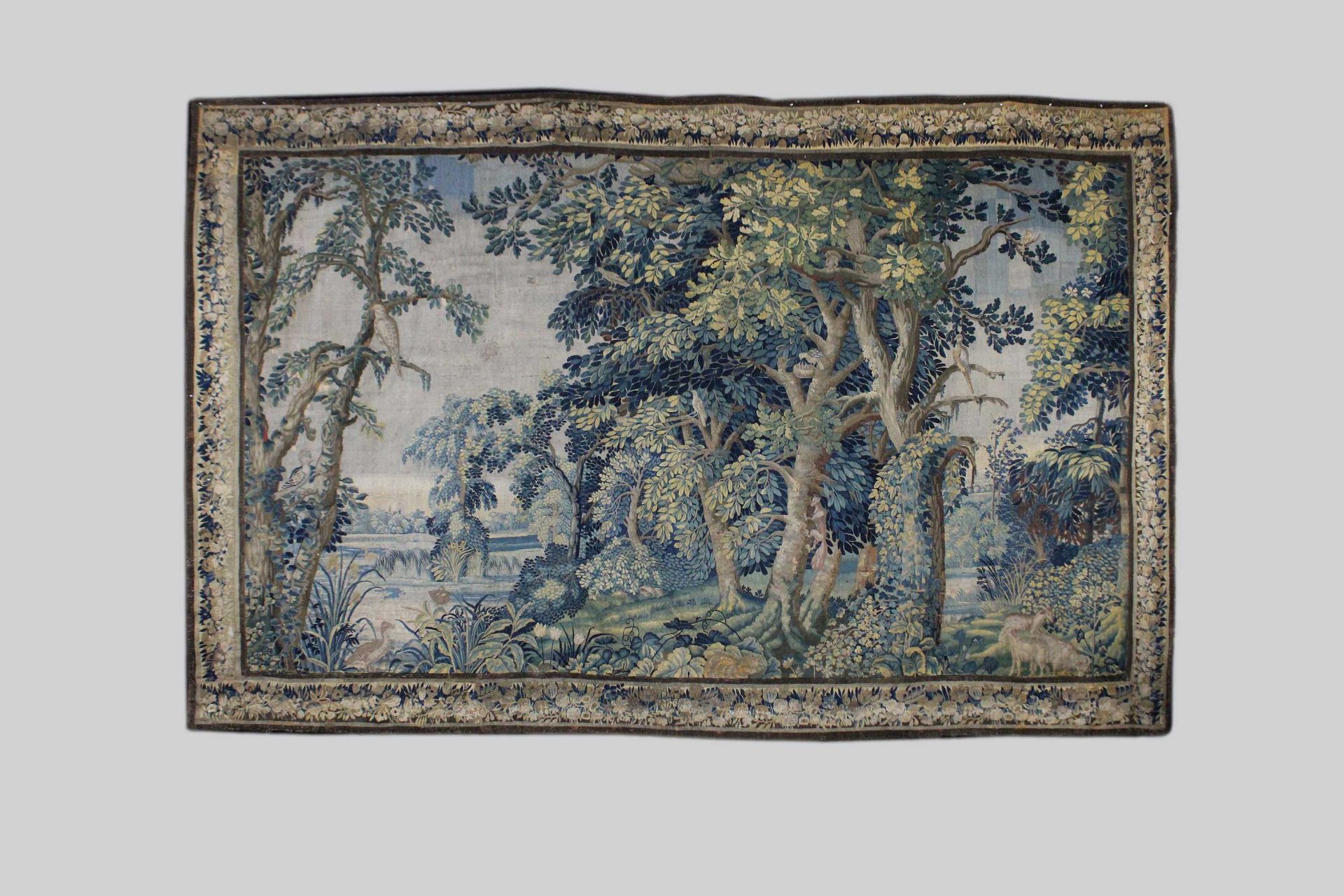 Tapisserie, Brüssel, 16.-17. Jh. 挂毯，布鲁塞尔，16-17世纪，有神话生物的森林场景。尺寸：475 x 385厘米。各种损坏，&hellip;