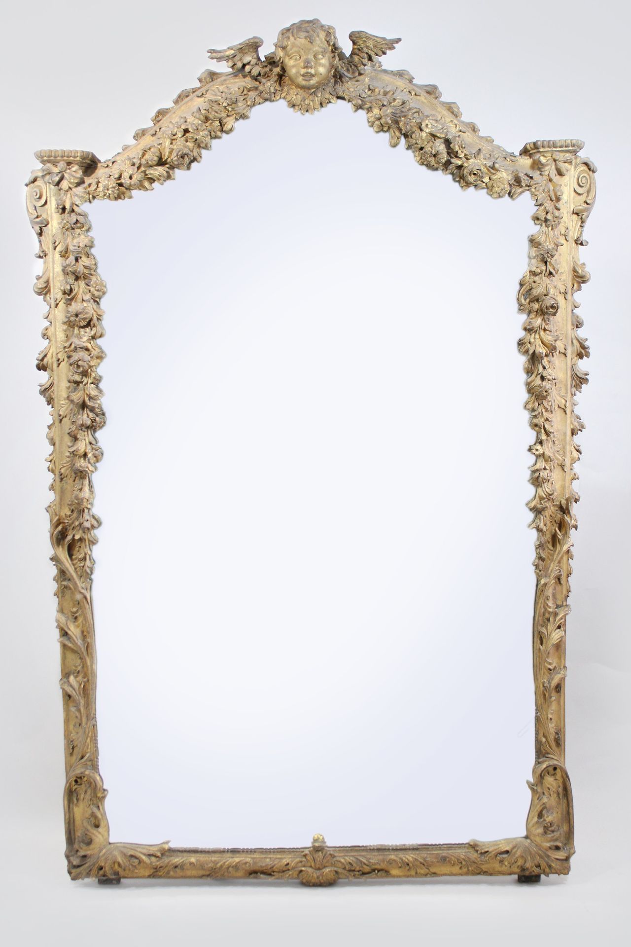 Seltener Barockrahmen 罕见的巴洛克式框架，带有后来插入的镜子玻璃，17世纪下半叶。雕刻和镀金，指骨作为视线栏杆，拱形饰面，中间有一个雕刻精&hellip;