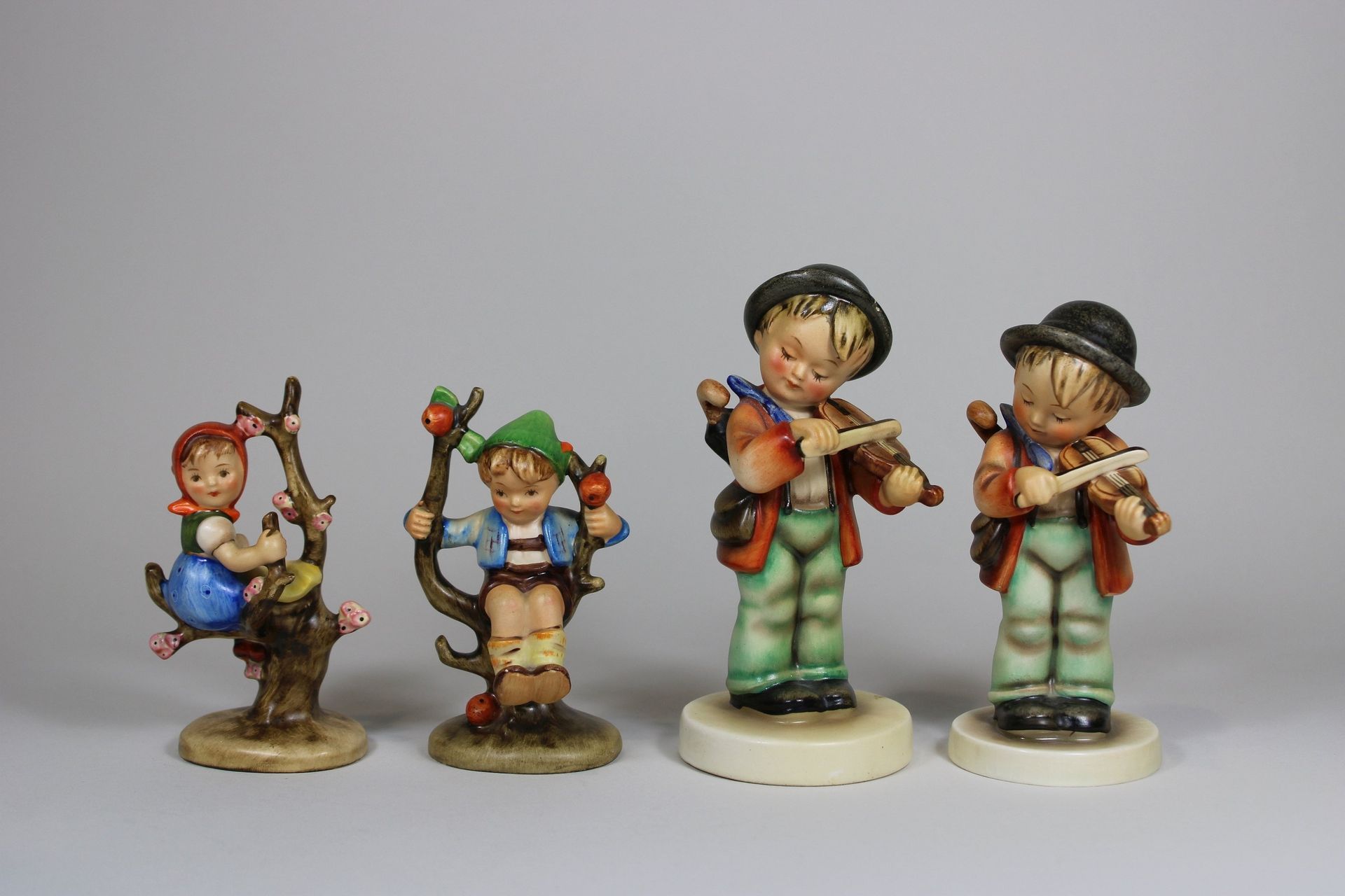 Konvolut bestehend aus vier Hummelfiguren Gruppo di quattro figure di bombi, sma&hellip;