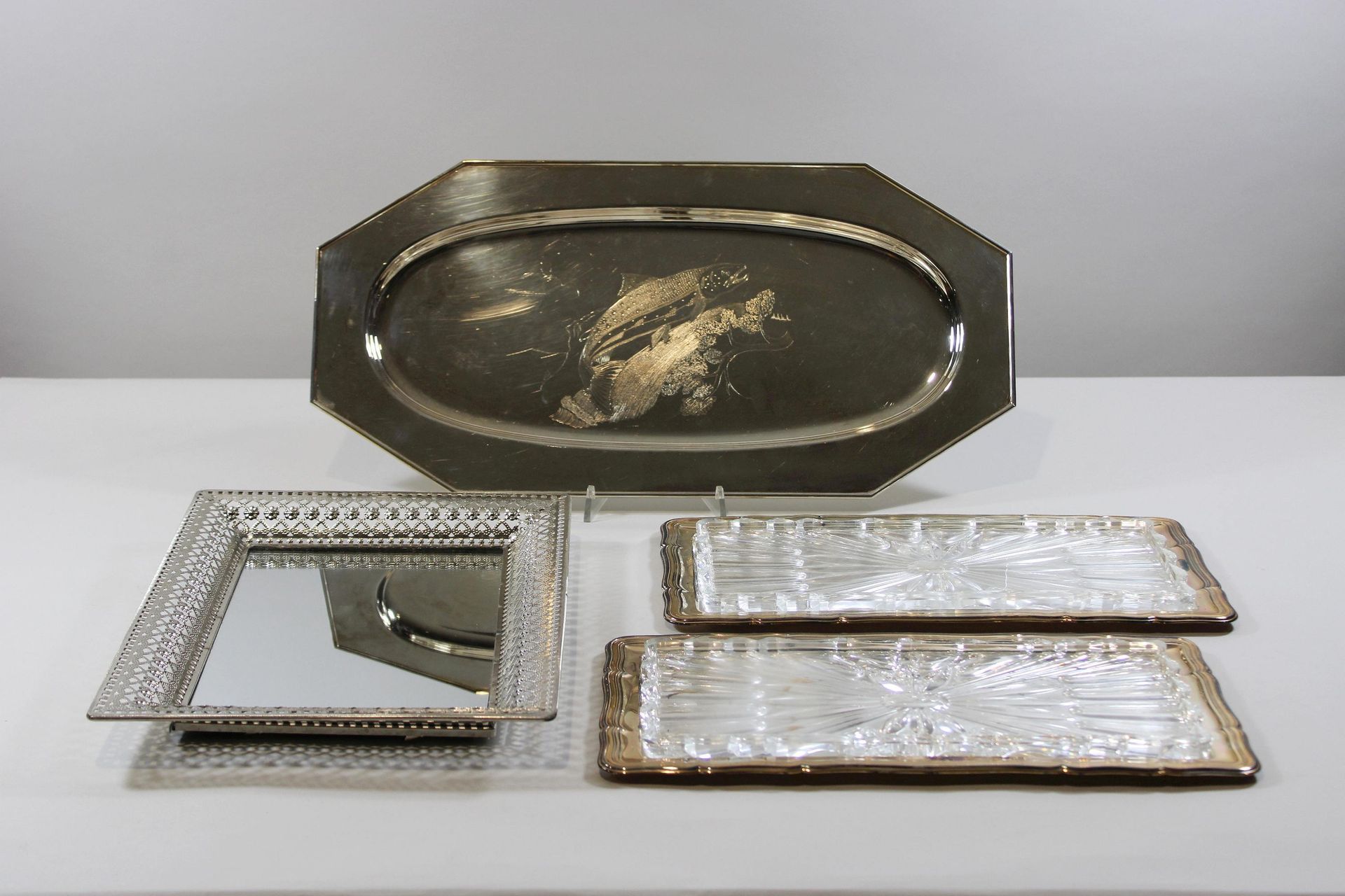 Konvolut vier versilberte Platten 混合拍品，包括四个银质盘子，其中两个带玻璃，尺寸：约39 x 20厘米，尺寸：约37 x 2&hellip;