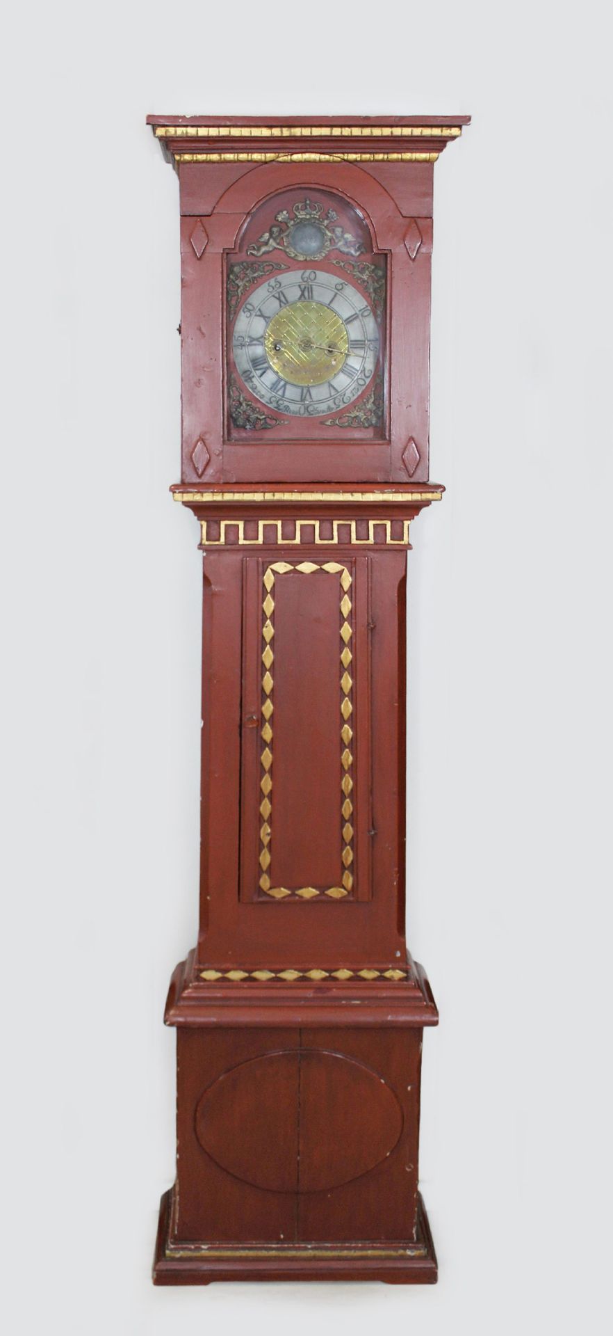 Kleine Standuhr, 19. Jh. 小祖父钟，19世纪，红色，有镀金的应用，原装机芯，日期。1843年，可能是北德或瑞典，镶嵌处有各种剥落和损坏，&hellip;