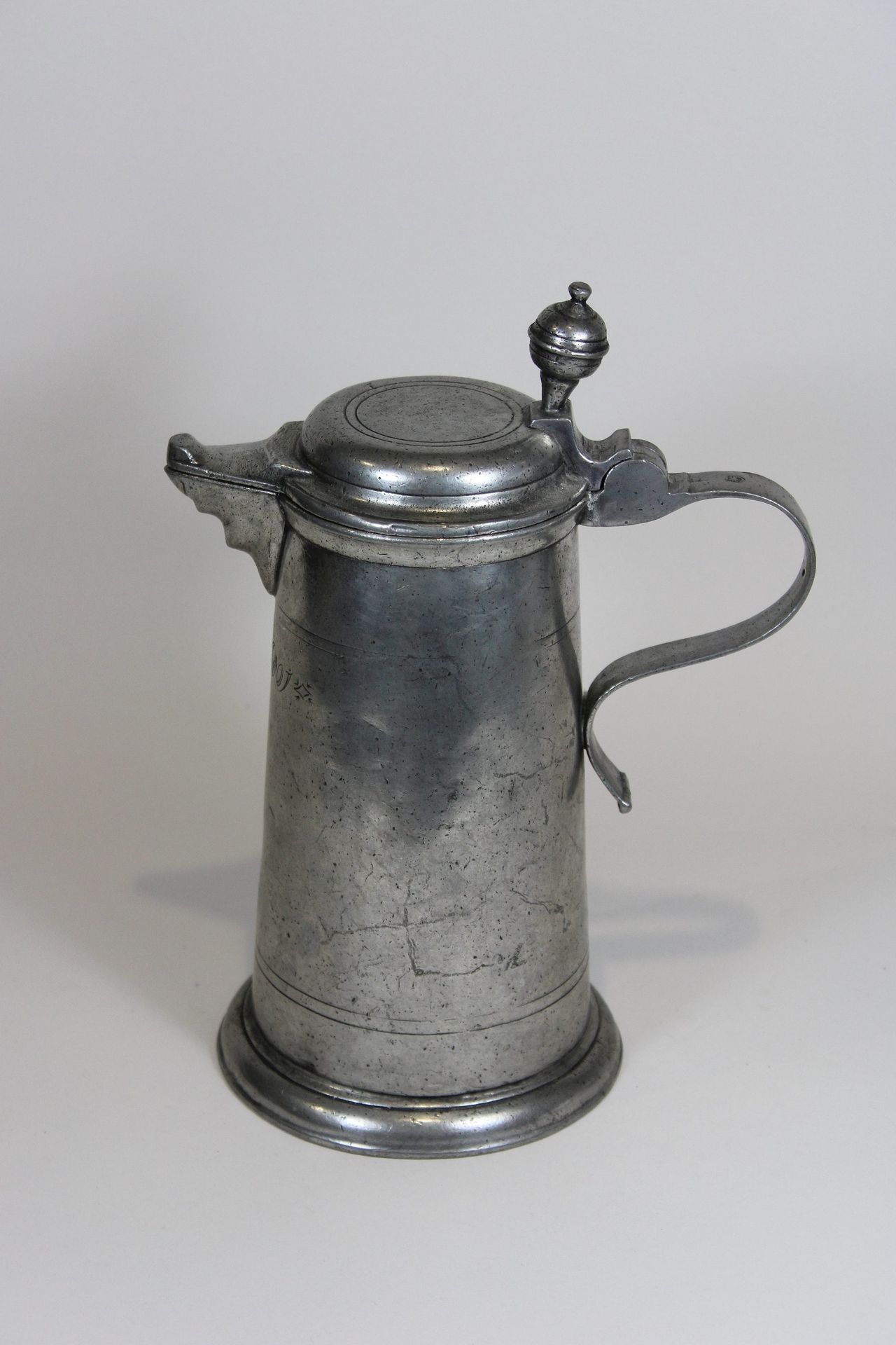 Zinnstitze, wohl 18. Jahrhundert 一个锡制茶壶，大概是18世纪，带把手，圆柱形的圆锥形直壁，宽脚，块状津，刻有，高：约26厘米。