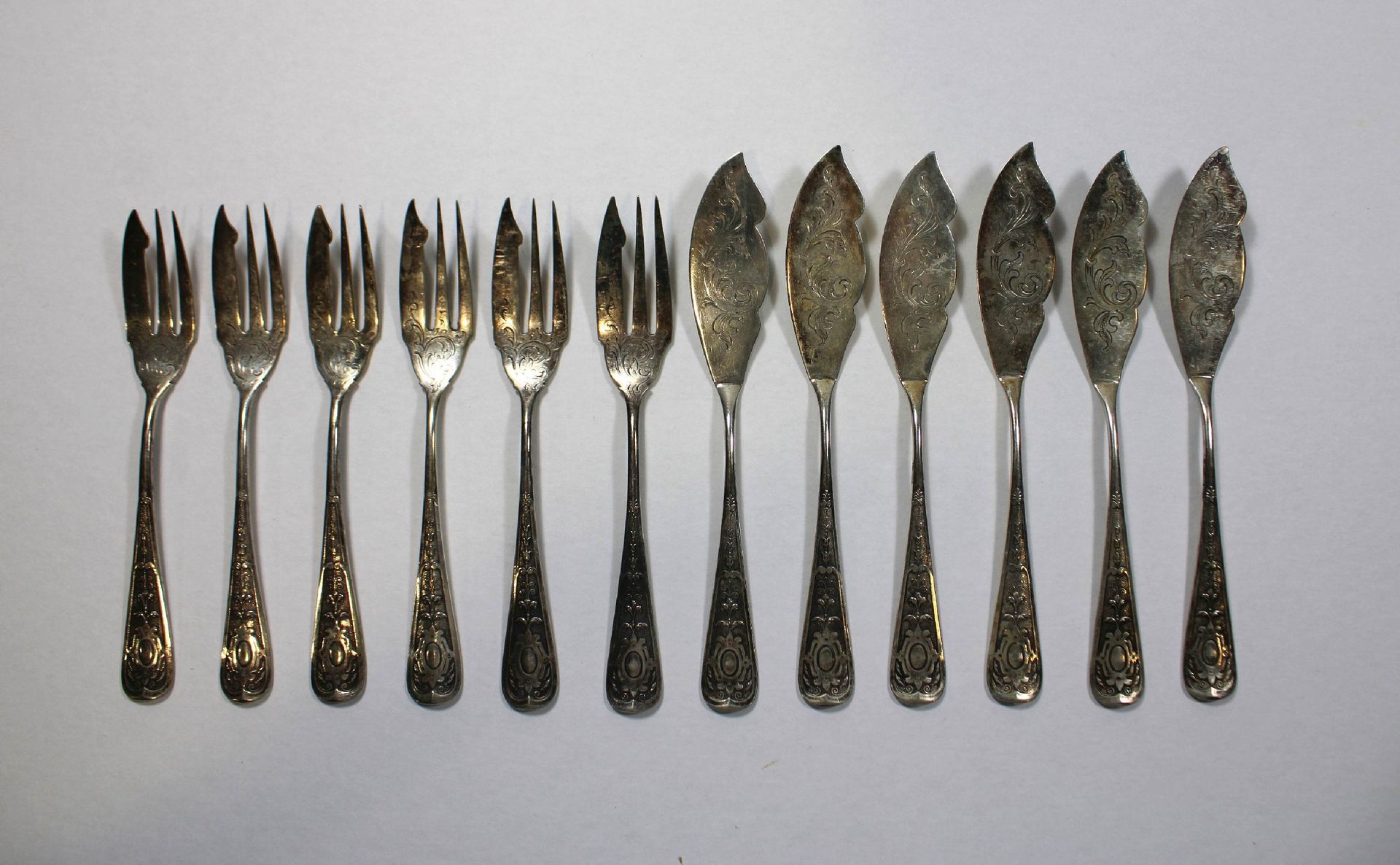 Fischbesteck, WMF, versilbert 鱼形餐具，WMF，镀银I/O，历史主义，约1890年，12件，每件6把鱼叉和刀。叉子长：18厘米，刀&hellip;