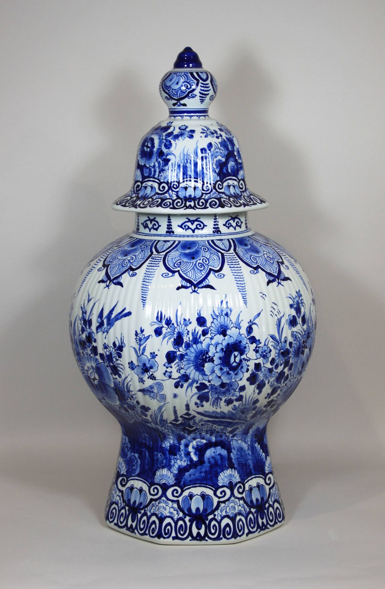 Große Deckelvase, Delft 20. Jh 大型有盖花瓶，代尔夫特20世纪，辉石，白色釉面，蓝色彩绘，装饰和花卉，周围草地地形有花，鸟和孔雀，&hellip;