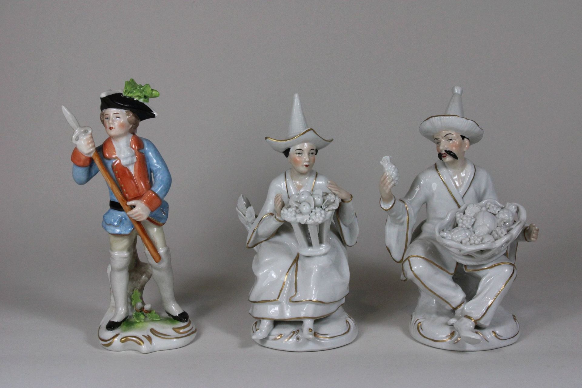 Drei Porzellanfiguren, Sitzendorf 三个瓷器人物，Sitzendorf，女人和男人带着水果篮，白色釉下彩，多色画，金杖，高：约1&hellip;