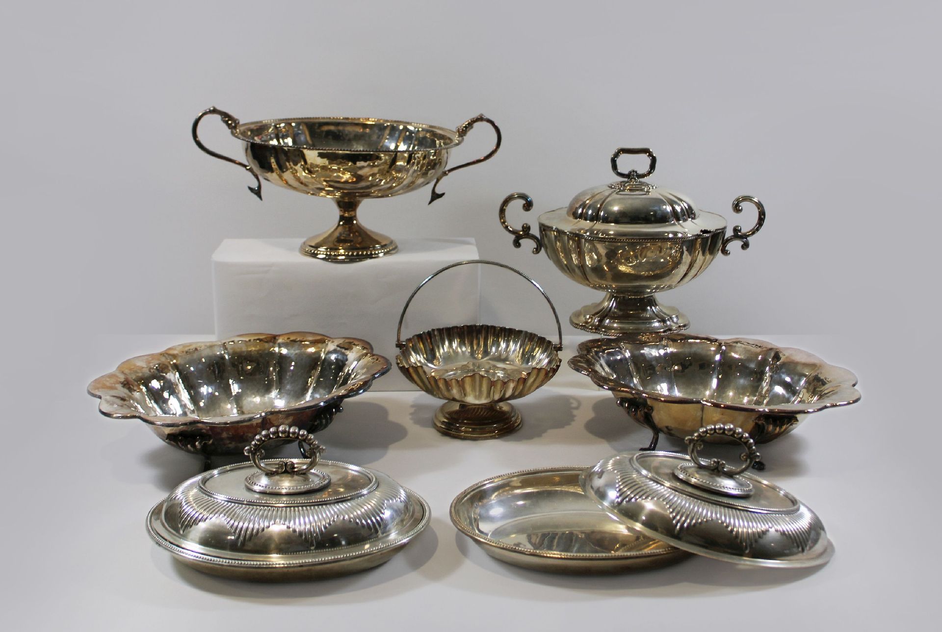 Konvolut sieben versilberte Schalen und Terrinen Mixed lot of seven silver plate&hellip;