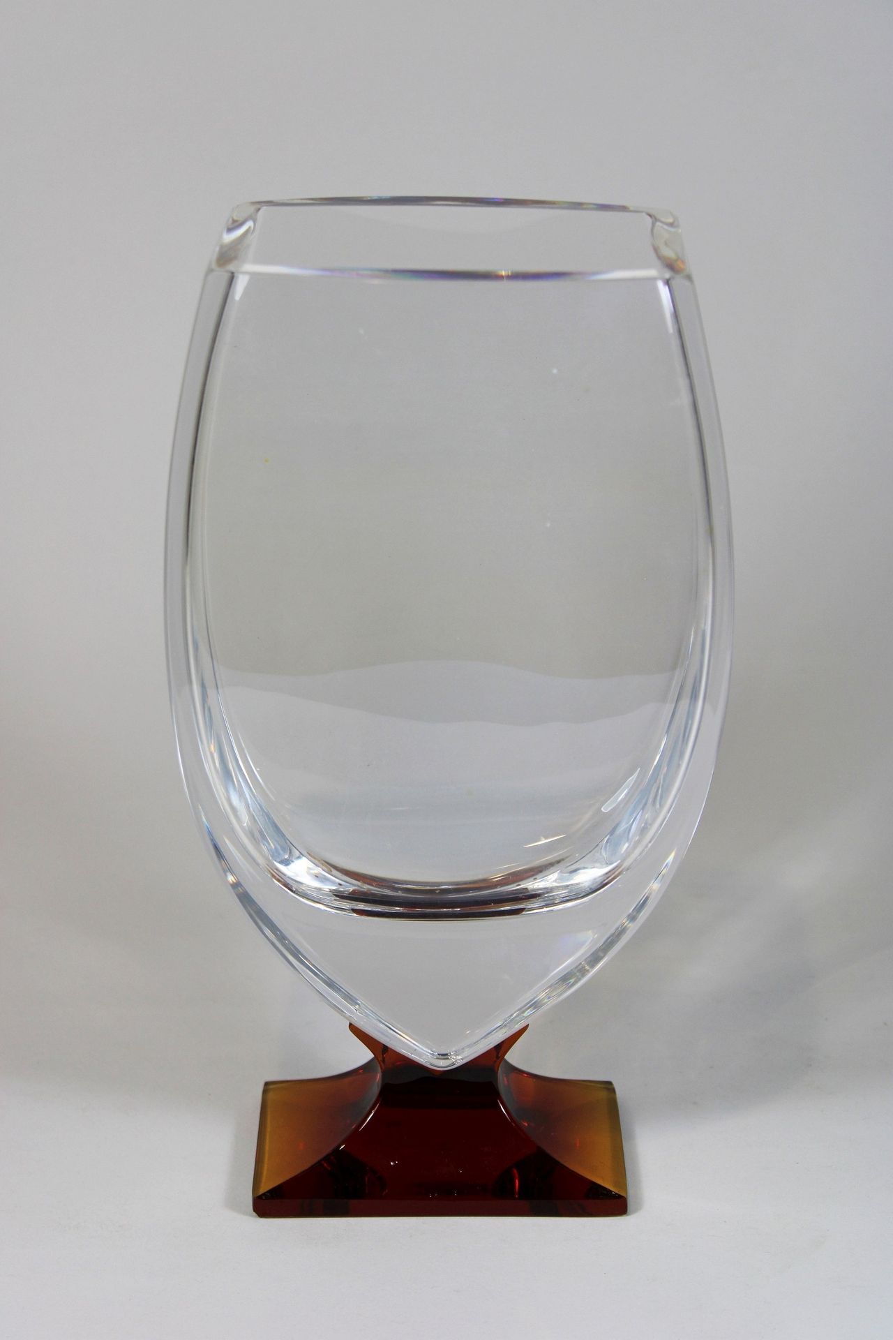 Glasvase, Cristal Eyre France 法国Cristal Eyre玻璃花瓶，支架为棕红色，高：约27厘米，宽：约11.5厘米，长：约8厘米&hellip;