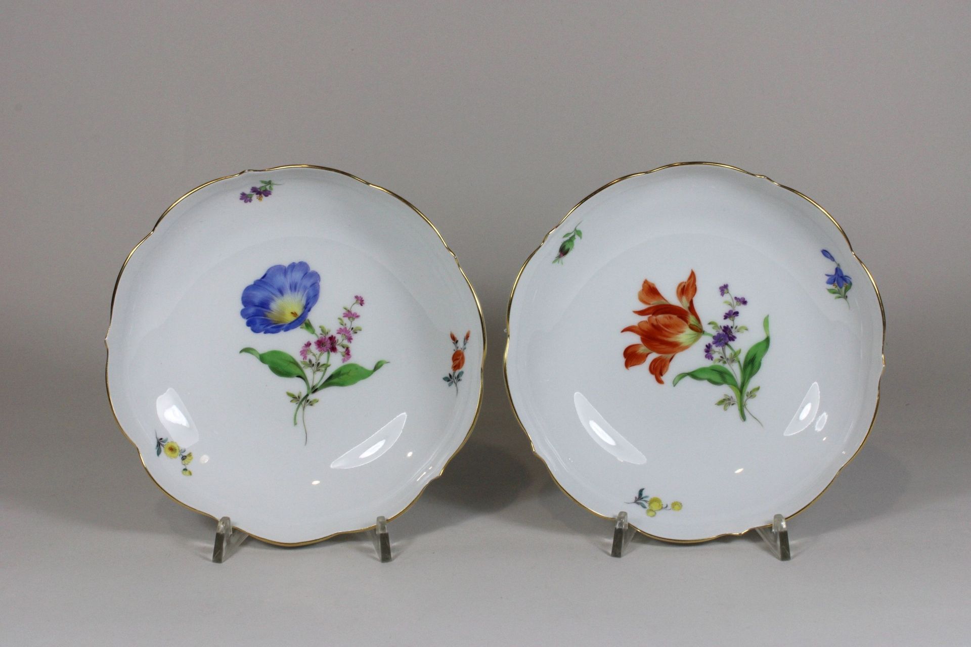 Zwei Kompottschalen, Meissen 迈森的两个小碗，釉下蓝色剑纹，花卉装饰，镀金边缘，高：约4.5厘米，长：约18厘米。最小的黄金磨损，一&hellip;
