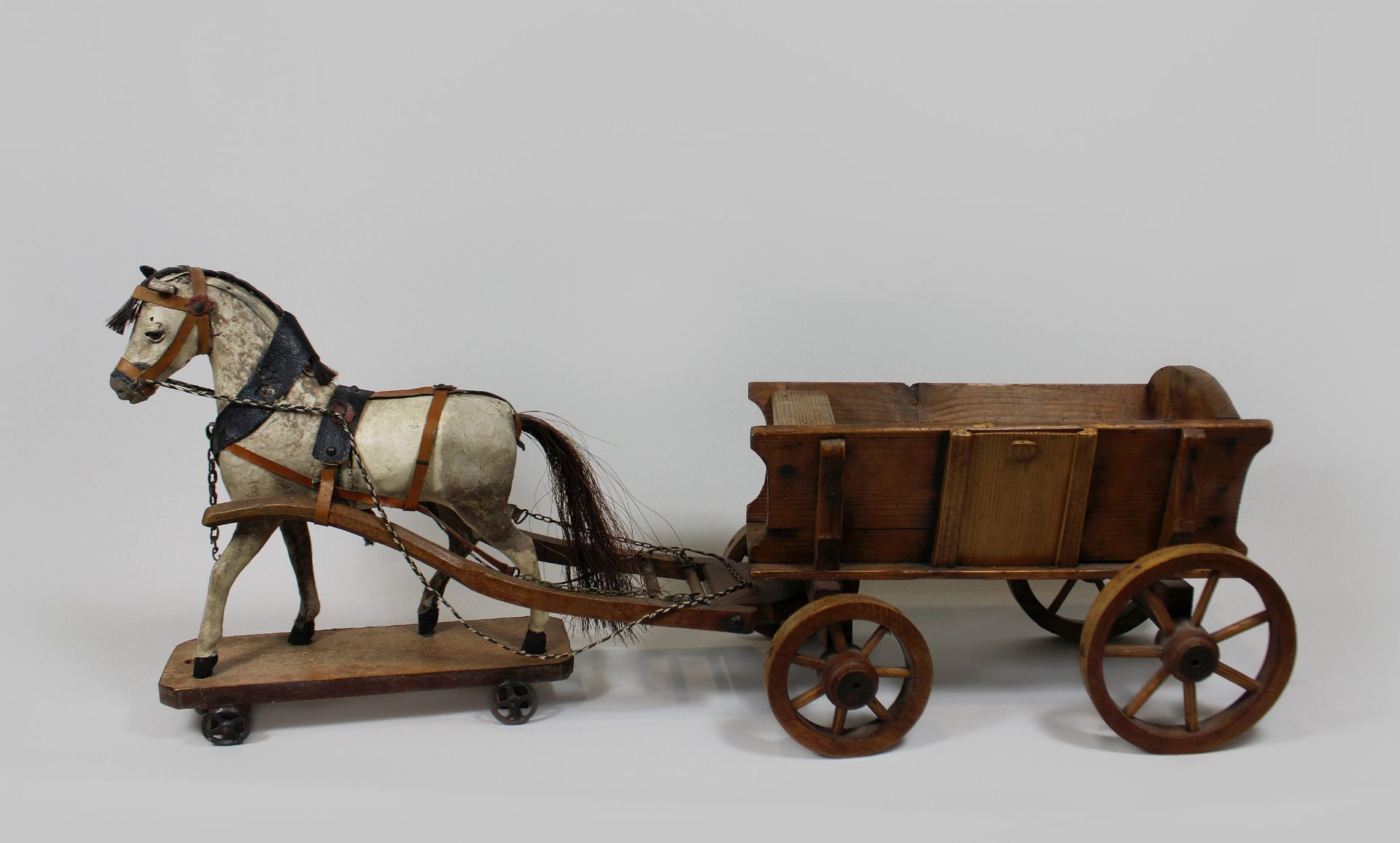 Fuhrwerk mit Pferd, Holz, um 1900 Carrozza con cavallo, legno, intorno al 1900. &hellip;