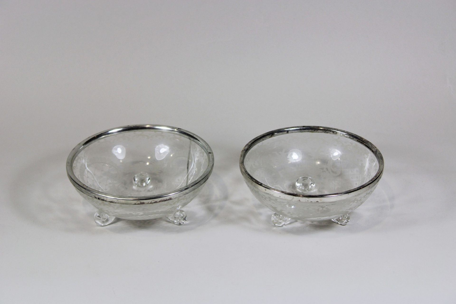 Zwei Glasschalen, Silbermontur Halbmond Krone Dos cuencos de cristal, corona de &hellip;