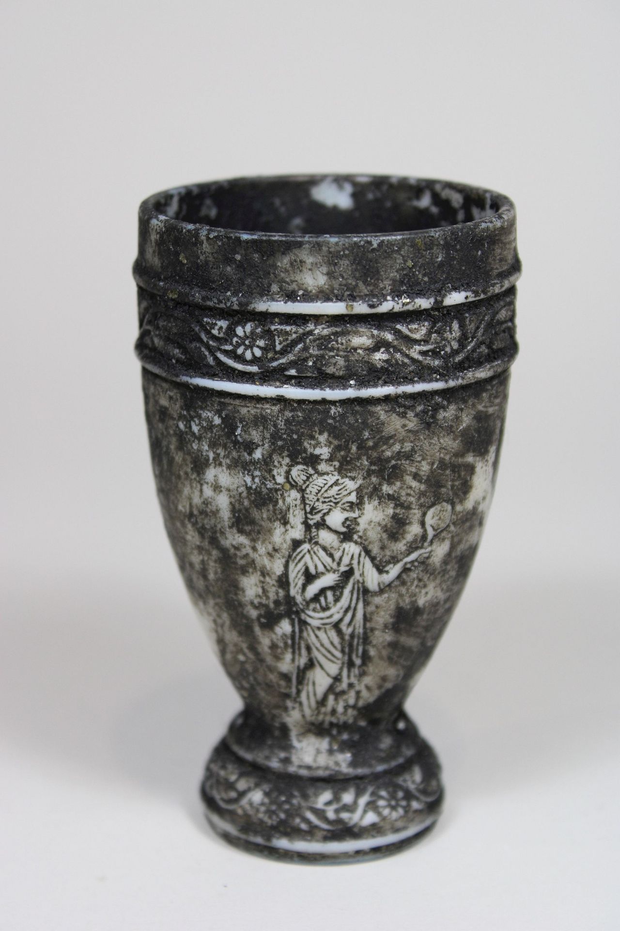 Antike Pokalvase, griechisch 古代高脚杯花瓶，希腊，描绘的是两个人物和藤蔓楣。高：11.5厘米。因年代久远而出现的状况。