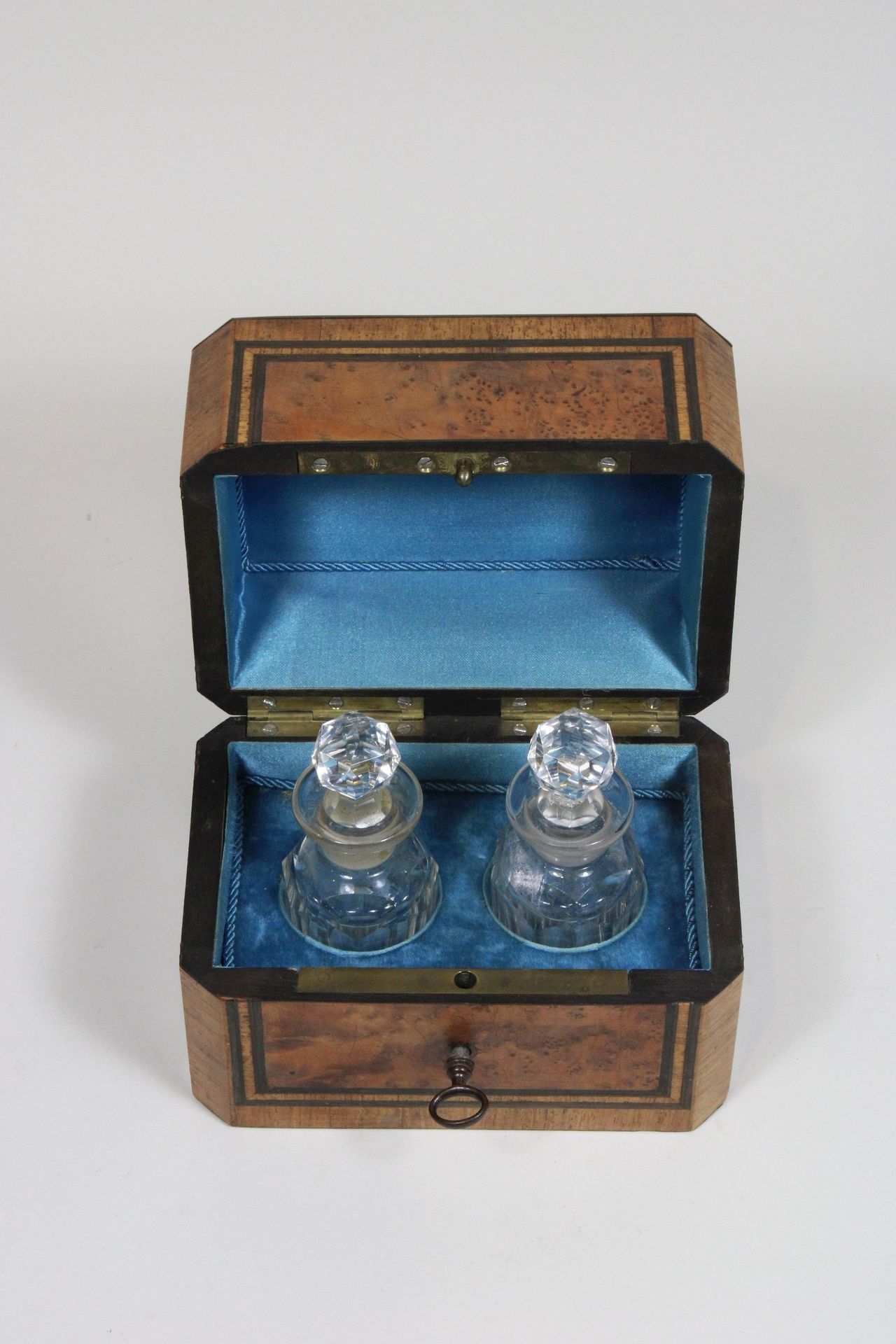 Parfüm-Flakons in Holzschatulle mit Intarsien Perfume bottles in wooden casket w&hellip;