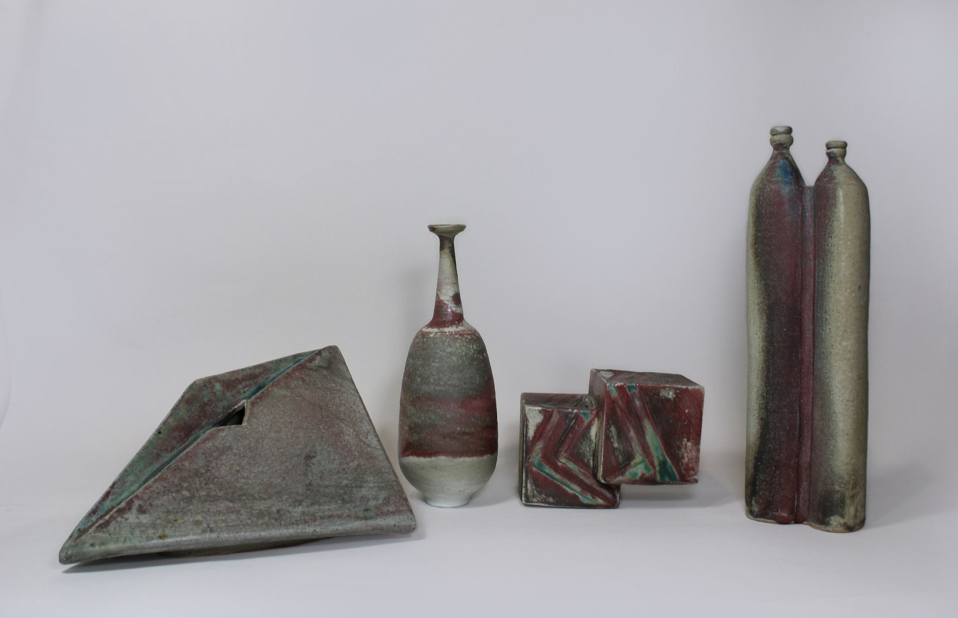 Vier Keramikobjekte 四件陶瓷制品，未知艺术家，不同形式的装饰花瓶，炻器，绿色和红色渐变，底部有印章，状况良好。