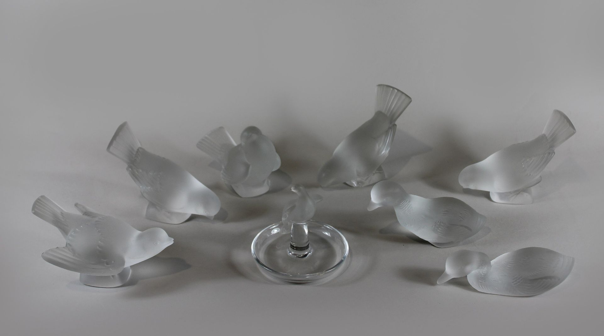 Konvolut bestehend aus acht Glasvögeln, Lalique 一套八只玻璃鸟，法国Lalique，五只鸽子，两只鸭子，鸟笼，中&hellip;
