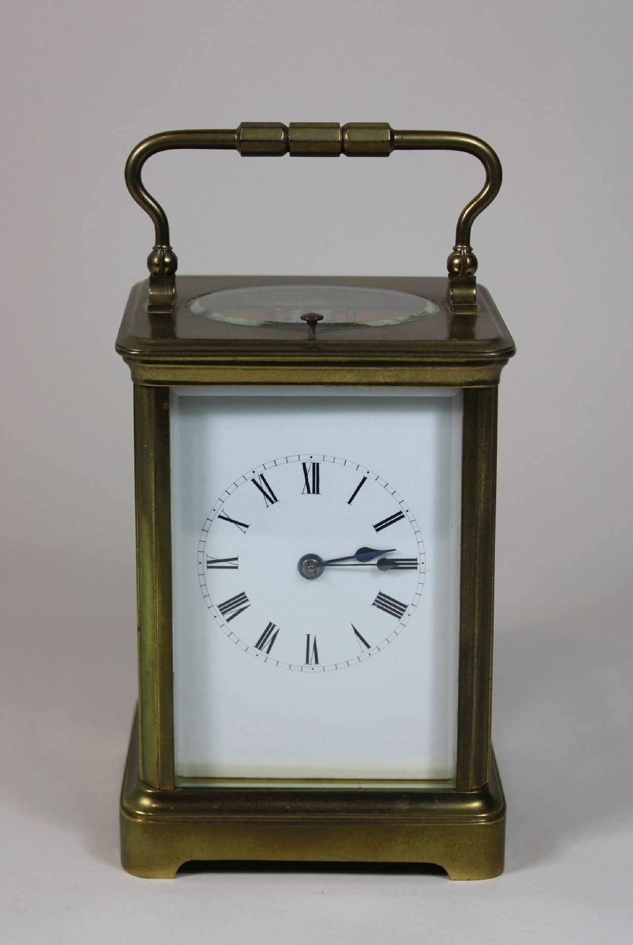 Reiseuhr, Frankreich, um 1900 旅行钟，法国，约1900年，黄铜，四面有刻面釉，珐琅表盘。尺寸：9.5 x 8 x 18厘米。因年代&hellip;