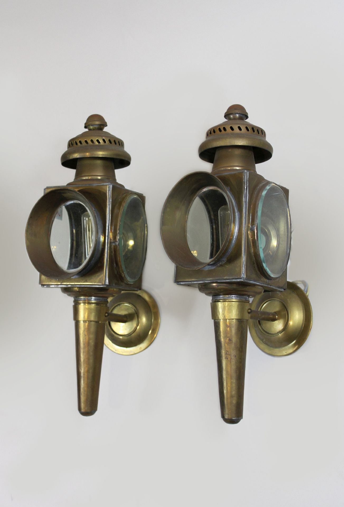 Paar Kutscherlampen, Metall, wohl Ende 19. Jh. 一对马车夫灯，金属，大概在19世纪末，通电，壁挂式，印度制造，高约&hellip;