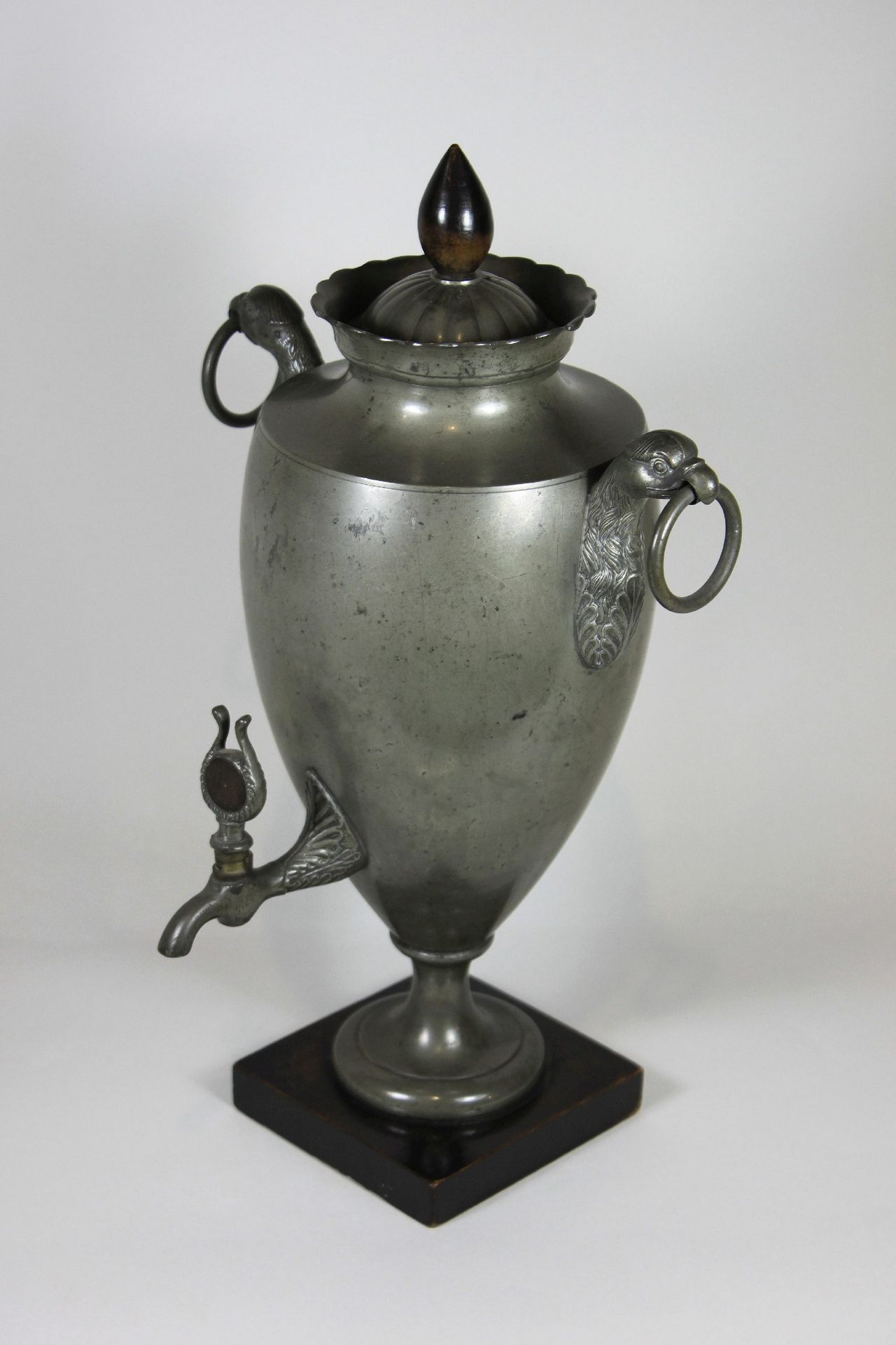 Kranenkanne, Anfang 19. Jh. Crane jug, Dröppelminna in the shape of an eagle jug&hellip;