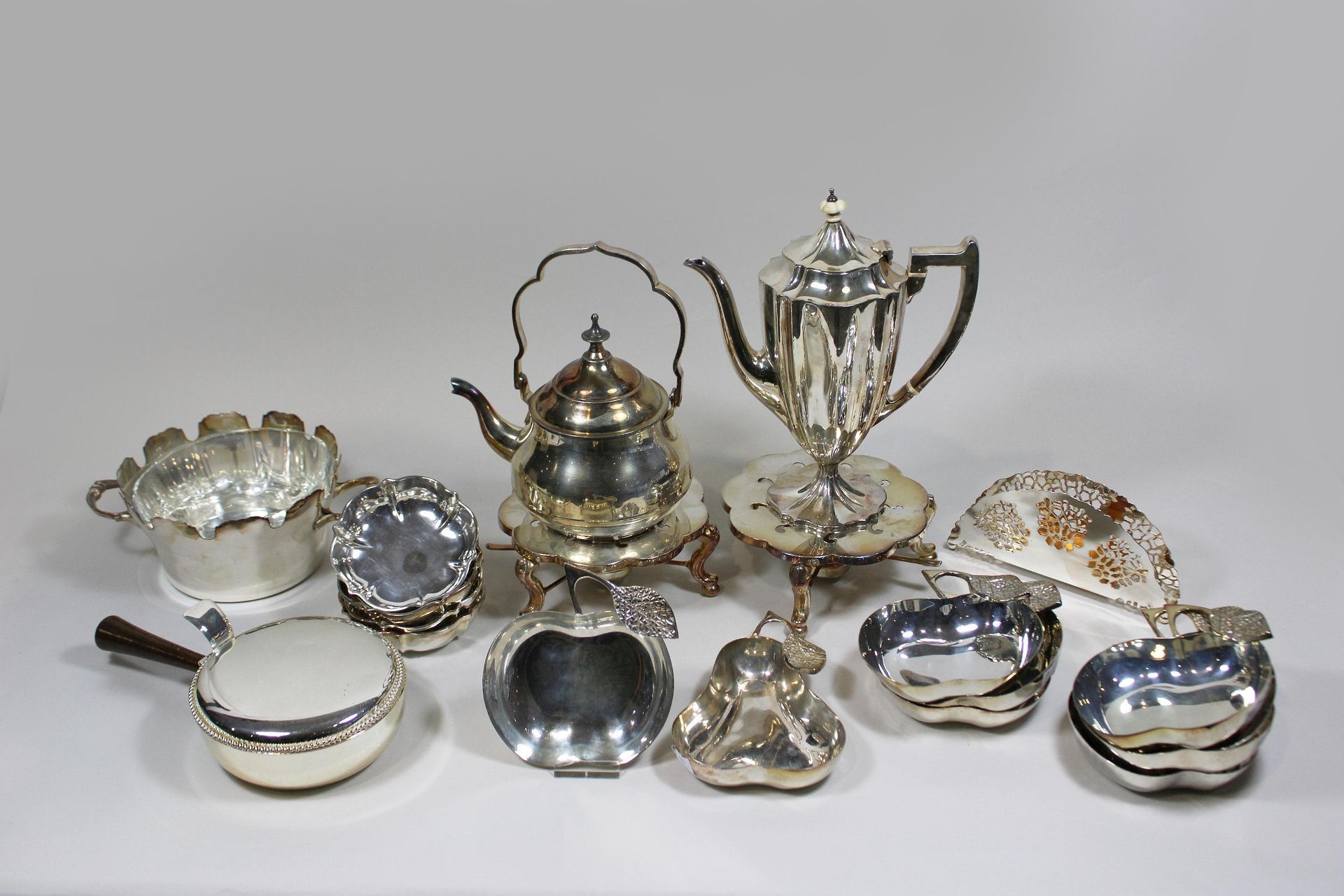 Konvolut versilberter Schalen und Stövchen 一套镀银的碗和茶壶，18件，部分有印记，部分来自英国，碗是苹果形状。因年代&hellip;