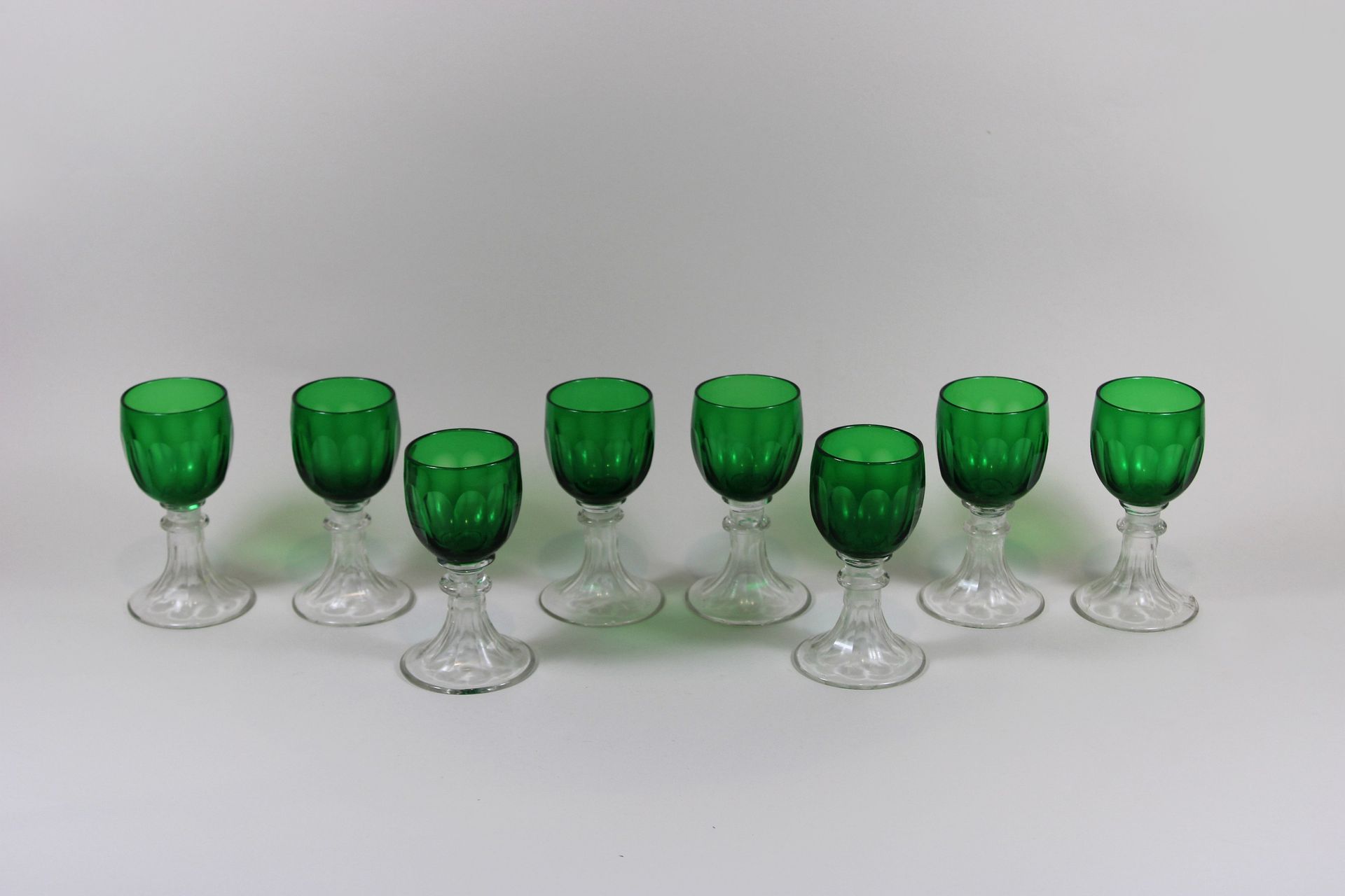 Acht Art-Deco-Gläser, Römer, wohl Anfang 20. Jh. 八个装饰艺术玻璃杯，罗马，可能是20世纪初，绿色杯子，有切割面&hellip;