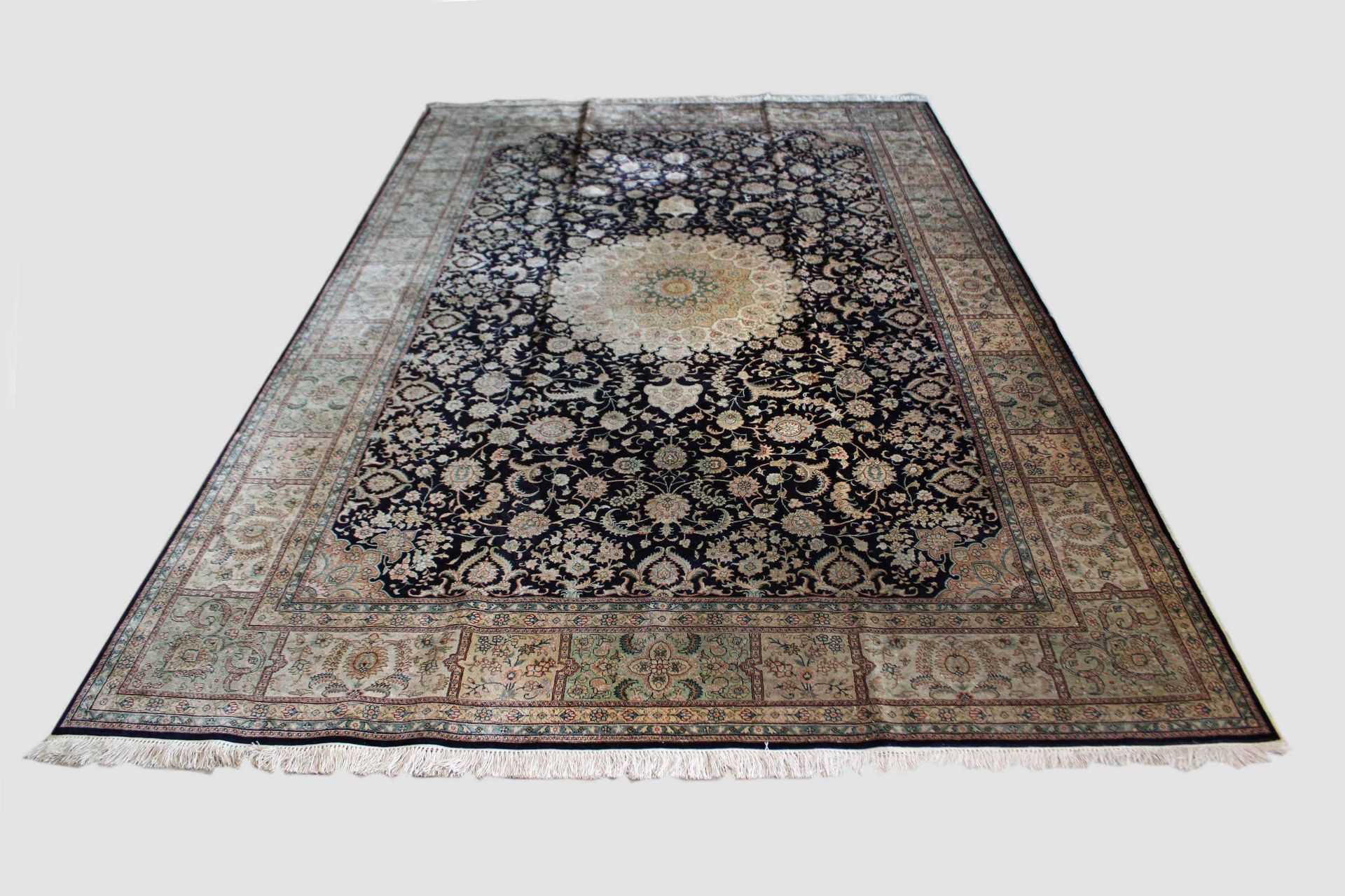 Teppich, China 地毯，中国，丝绸。尺寸：185 x 283厘米。