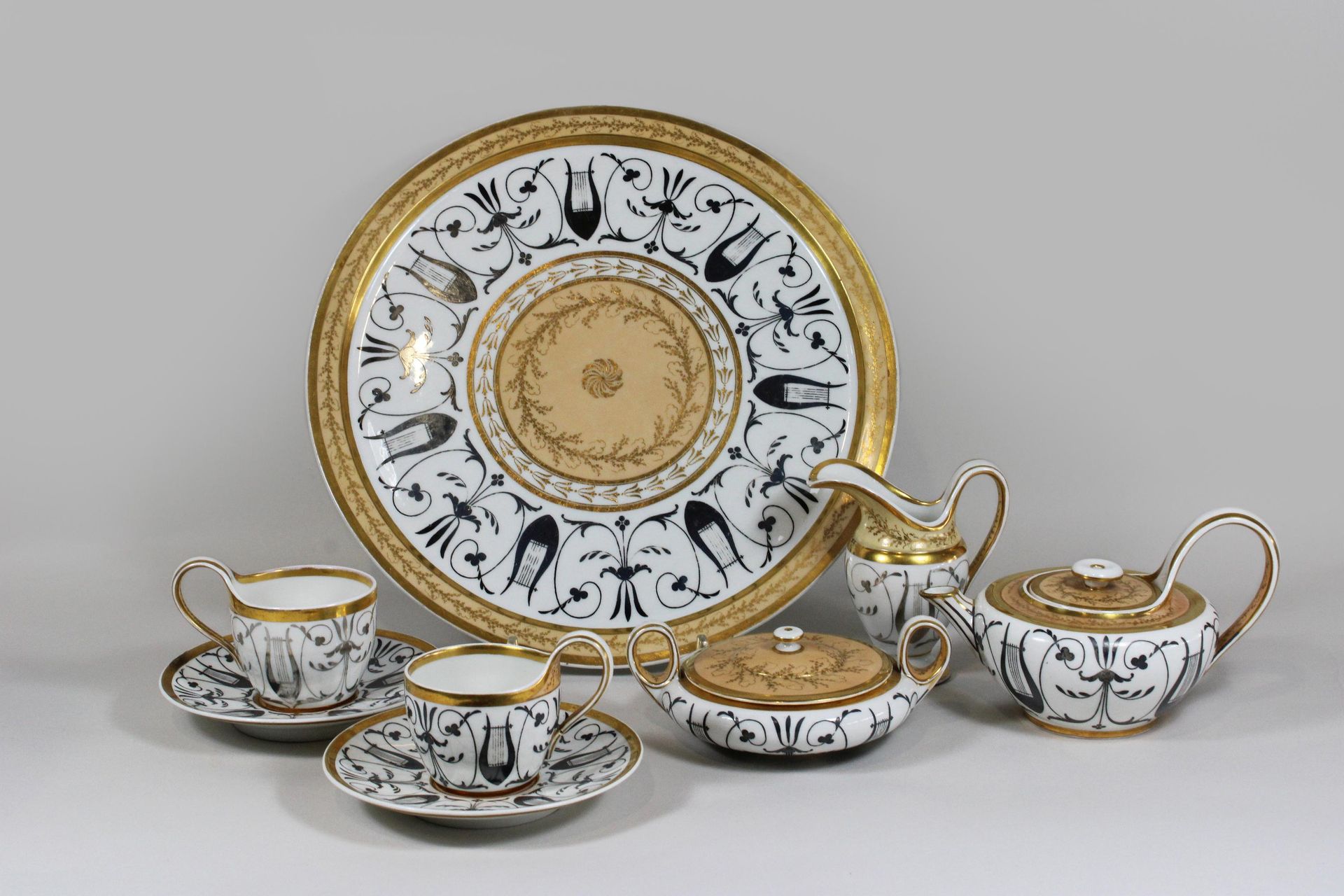 Teeservice, 8 Tl. 
茶具, 8件, KPM, 瓷器, 第二选择, 底部有标记, 金黑色装饰, 包括: 1个餐盘, 1个摩卡壶, 1个糖碗, 1&hellip;