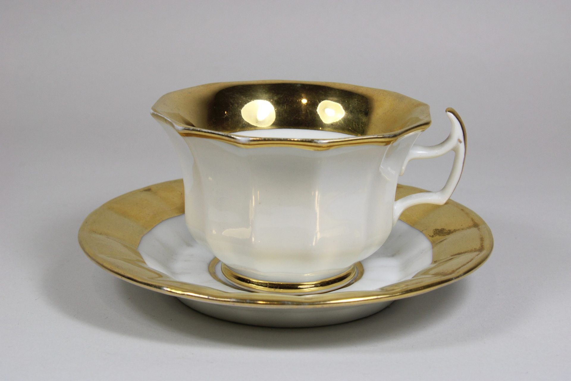 Sammeltasse m. Untertasse 收藏家的杯子和碟子，KPM，瓷器，第一选择，杯子底部有标记，12刃，尖柄，凹槽底，金色装饰。Dm.盘子：13&hellip;