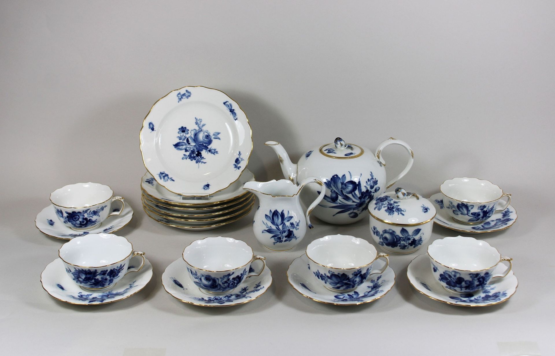 Teeservice 21 Tl., Meissen 茶具21件，迈森，第一选择，蓝花和金边，包括：6个杯子和茶托，6个蛋糕盘，1个牛奶壶，1个糖碗，1个茶壶。&hellip;