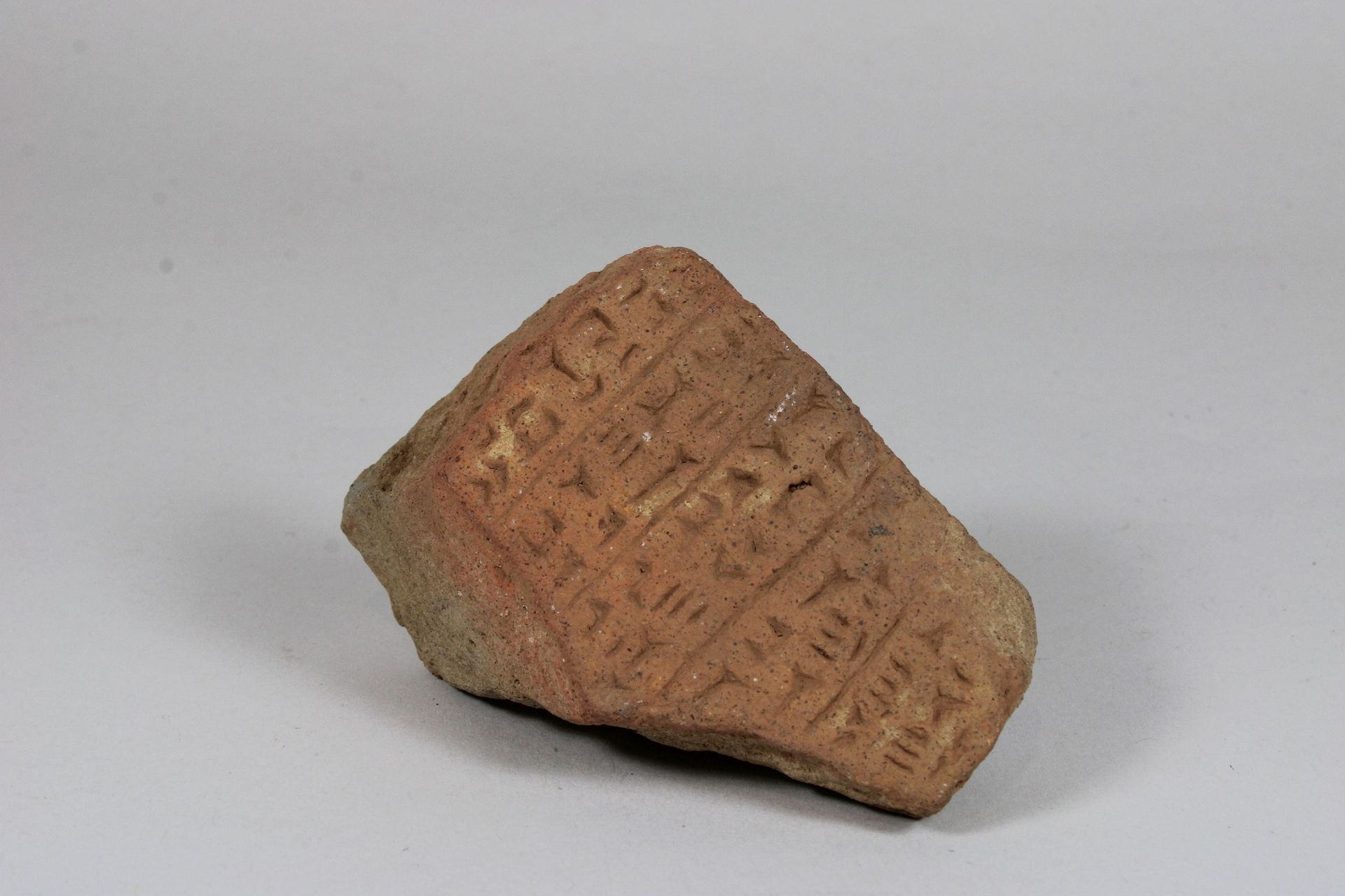 Tontafel mit Keilschrift Clay tablet with cuneiform writing, fragment, dimension&hellip;