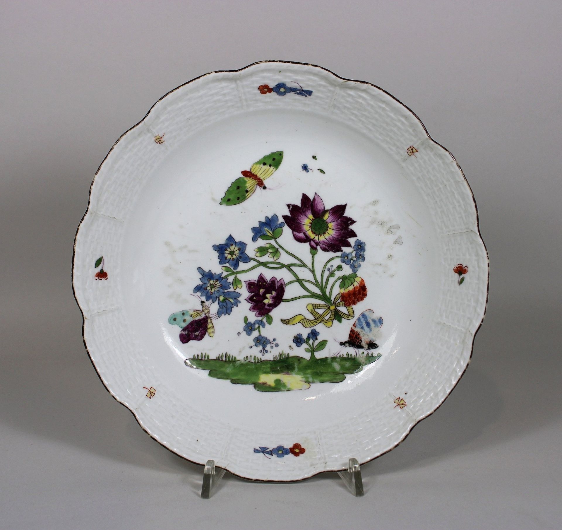 Porzellanschale, Meissen 瓷碗，迈森，18世纪，第一选择，底部有标记，花卉装饰，釉上彩，篮网，金边。直径：24.5厘米。良好，与年代有关&hellip;