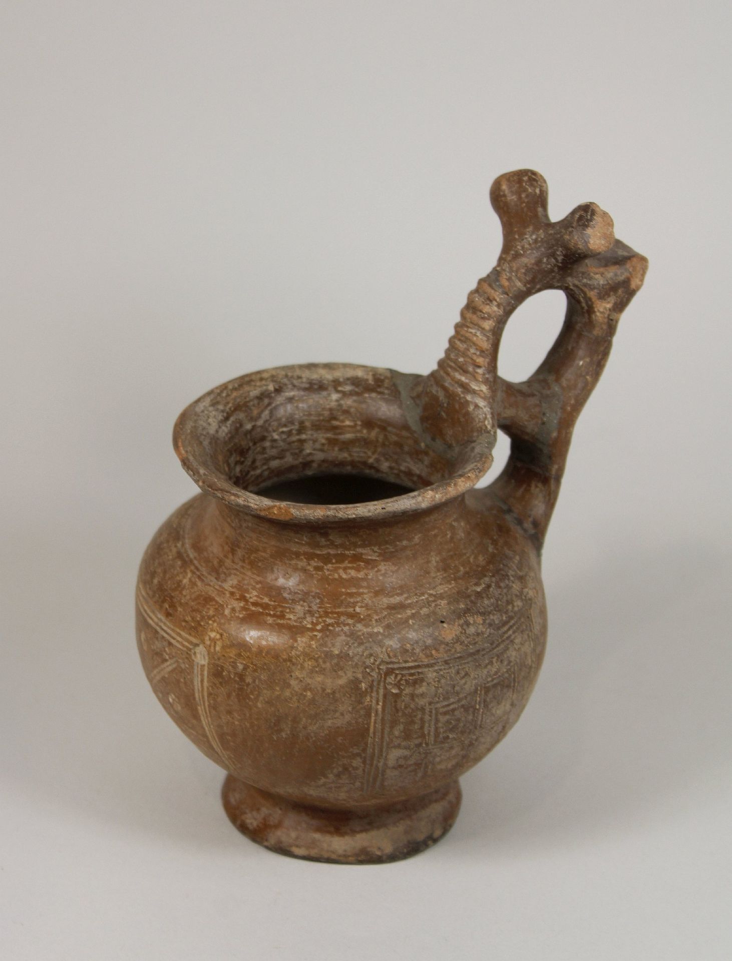 Keramikgefäss mit Griff Ceramic vessel with handle, incised decoration of swasti&hellip;