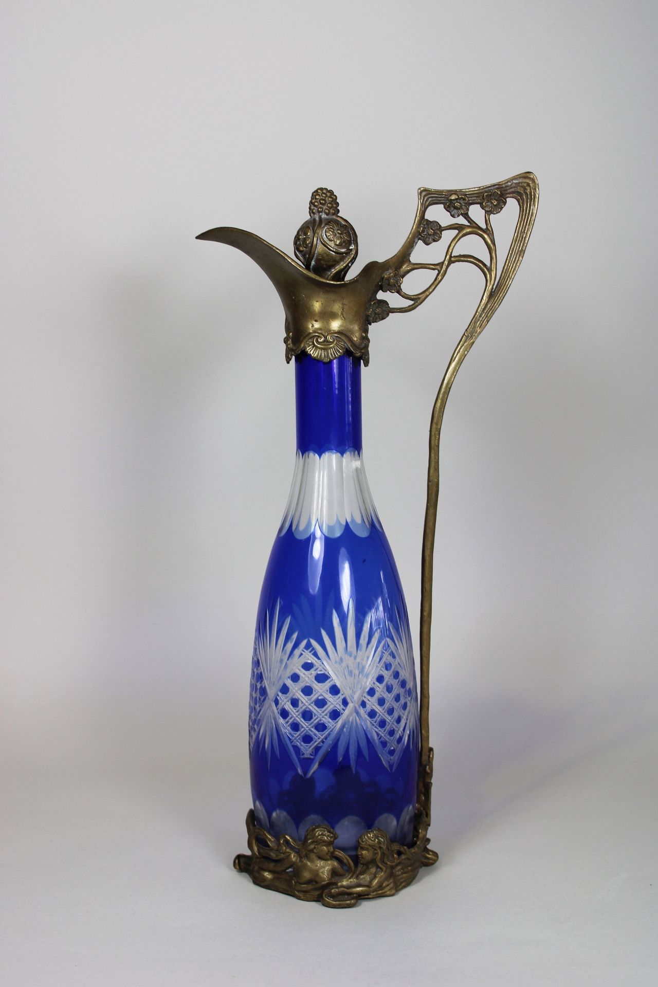 Jugendstilkaraffe, 20. Jh. 新艺术风格的玻璃杯，20世纪，蓝色的彩色玻璃，切割，黄铜支架，有卷须和普蒂装饰，没有标示。高：34.9厘米&hellip;