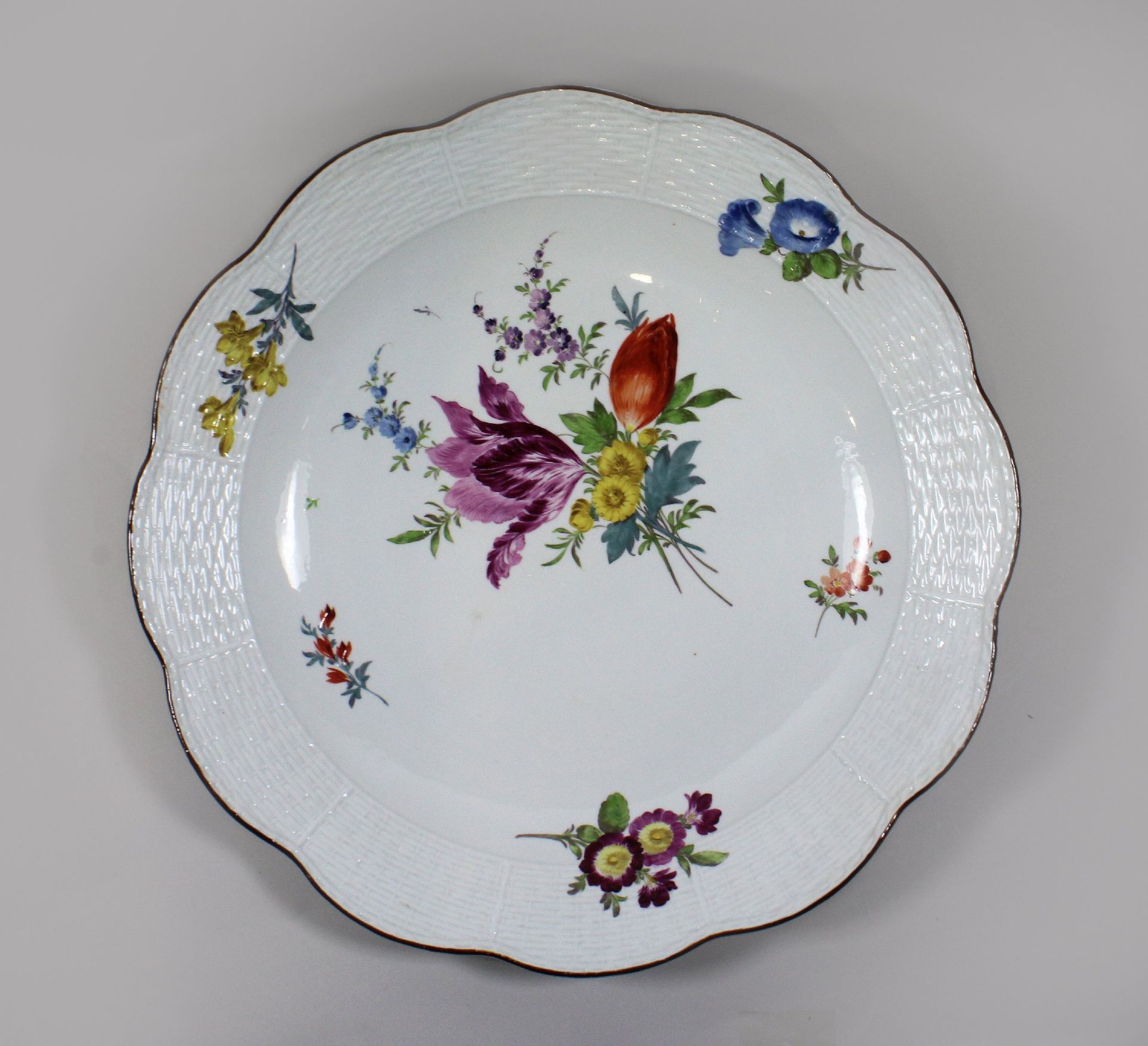 Große Schale, Meissen 大碗，麦森，瓷器，第一选择，19世纪初，田园花卉画，浮雕的柳条，釉下蓝色剑印。直径：43.5厘米。状况良好，与年代有&hellip;