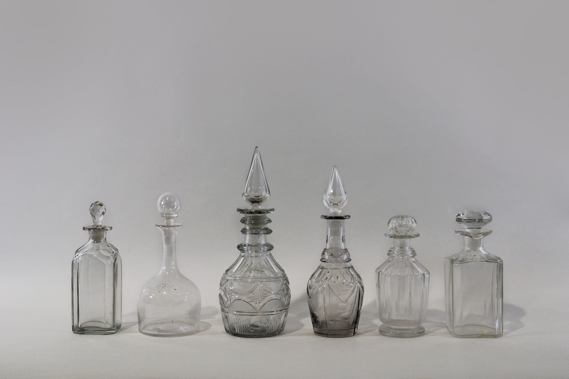 Glaskaraffen, Konvolut, 6 Stück 玻璃醒酒器，混合批次，6件，19世纪，由于年代久远，状况良好，其中一个瓶塞断了