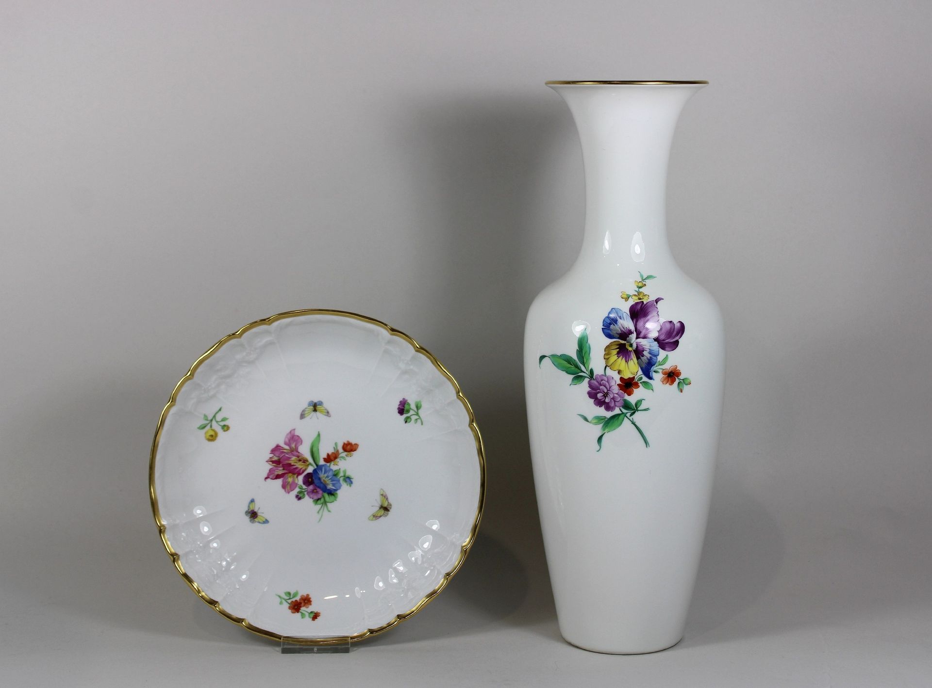 Vase und kleine Schale, KPM 花瓶和小碗，KPM，瓷器，第一选择，底部有标记，花饰有金边，碗有浮雕装饰。Dm.碗：20.5厘米，花瓶高&hellip;