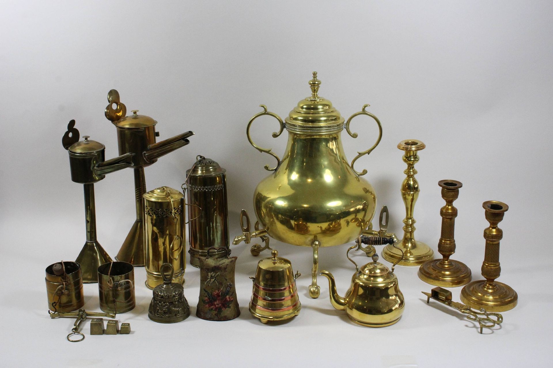 Konvolut Messing 15 Stk. 黄铜混合拍品15件，包括2个油灯，3个烛台，灯光清洁剪刀，萨莫瓦，茶壶，7个不同的水壶