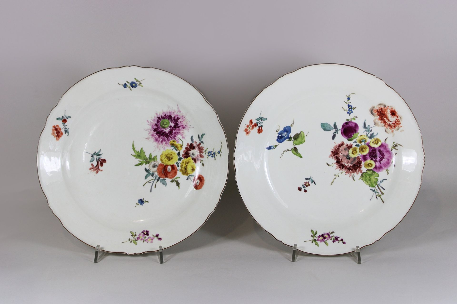 Tellerpaar, Meissen 一对盘子，迈森，瓷器，第一选择，釉下蓝色剑纹，19世纪初，金边，花卉装饰。直径约30.3厘米。良好，与年龄有关的状况，黄&hellip;