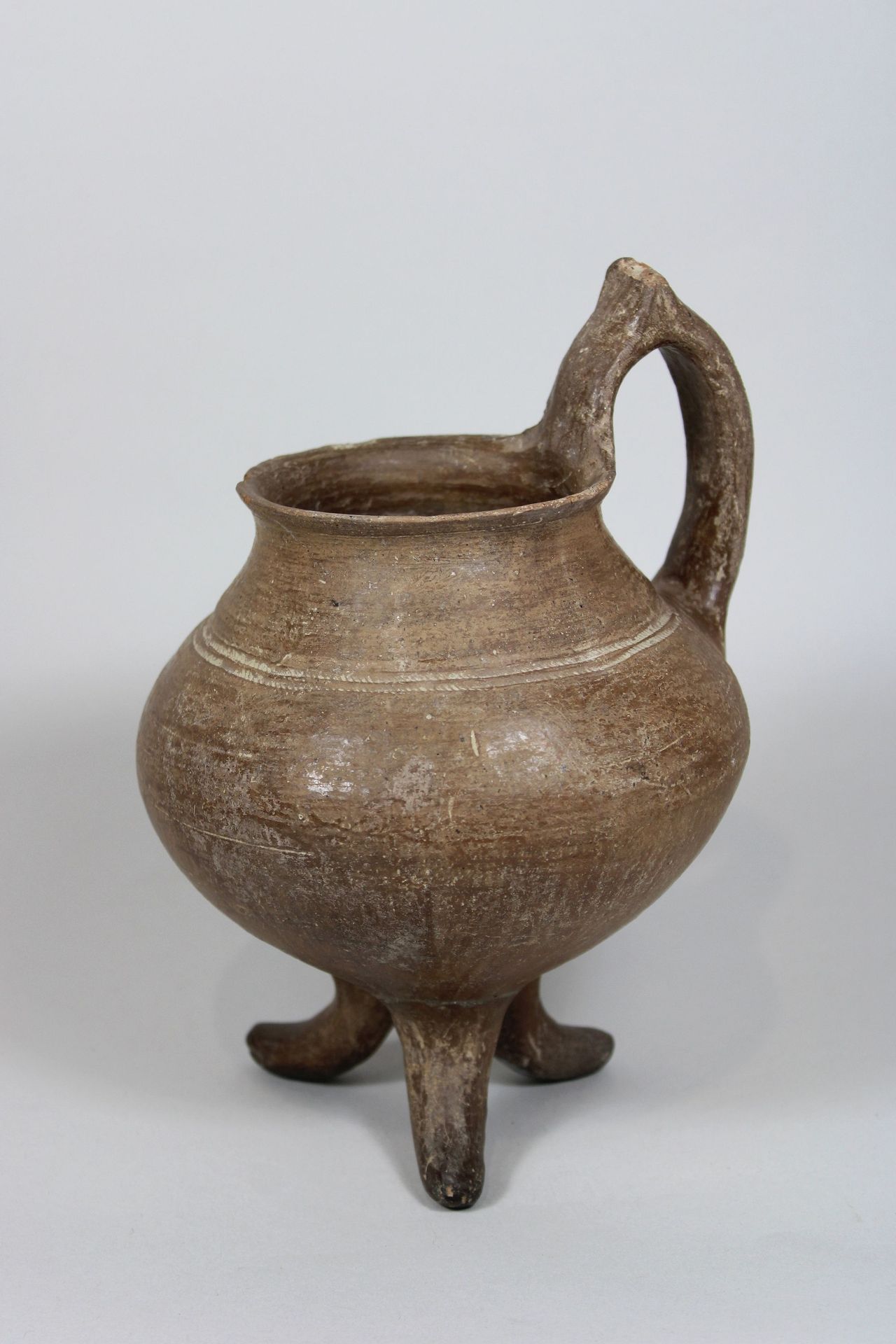 Keramikgefäss mit Griff Récipient en céramique avec poignée, décor incisé, dimen&hellip;
