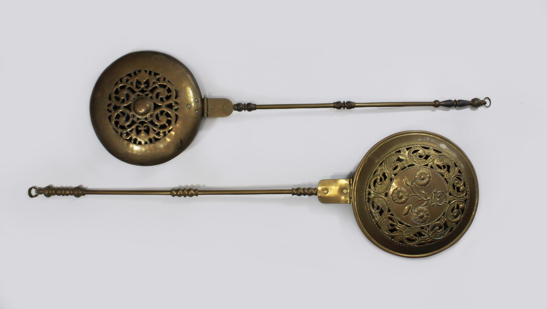 Paar Bettwärmer 一对带长柄的暖床器，18/19世纪，圆形黄铜容器，带铰链盖，有镂空设计。长：126厘米。状况良好，与年代有关，有铜锈。