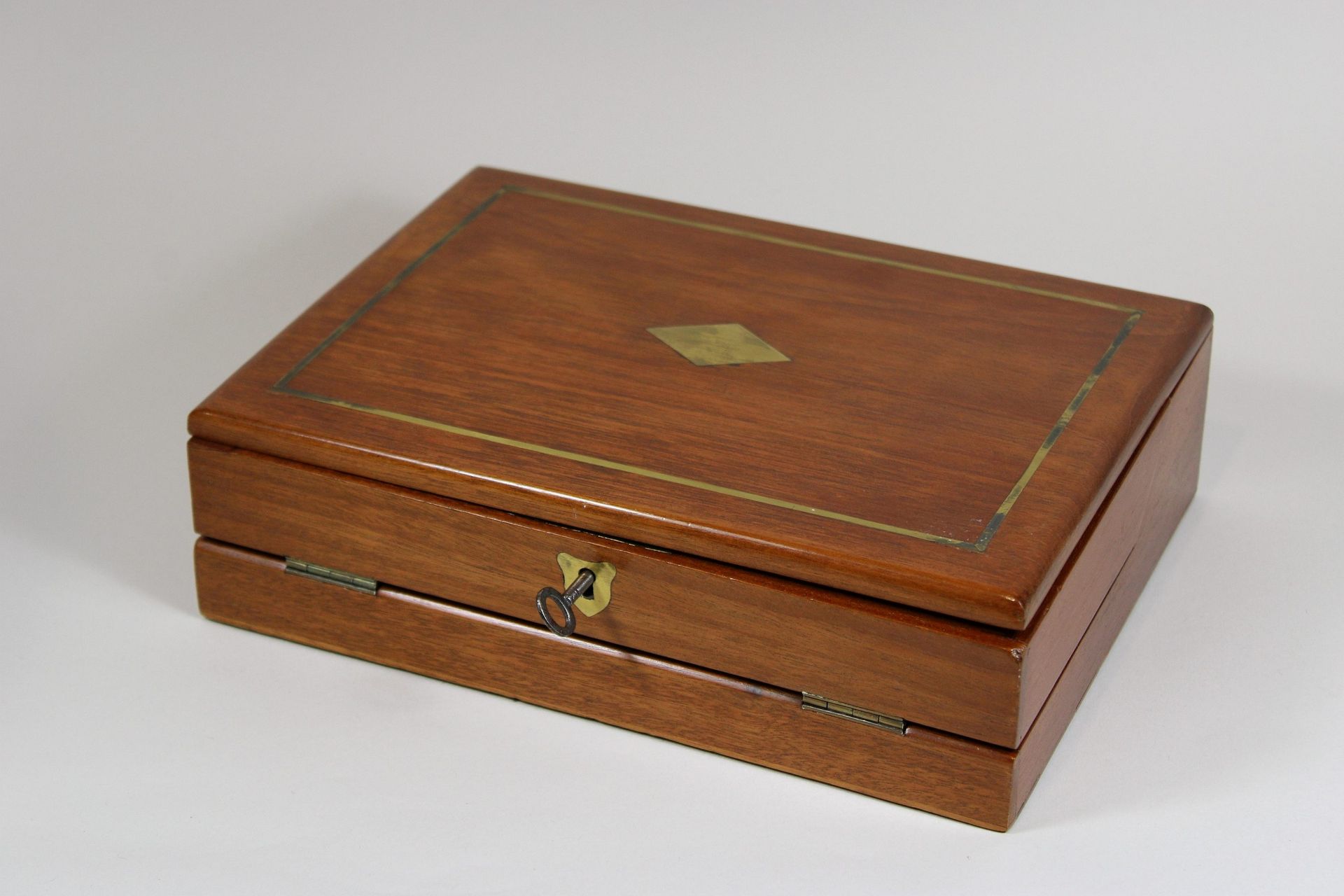 Englischer Schreibkasten 英国写字盒，桃花心木，铰链式，7个隔间，原装钥匙和锁。尺寸：27.5 x 20.3 x 7.7厘米。良好，与年&hellip;