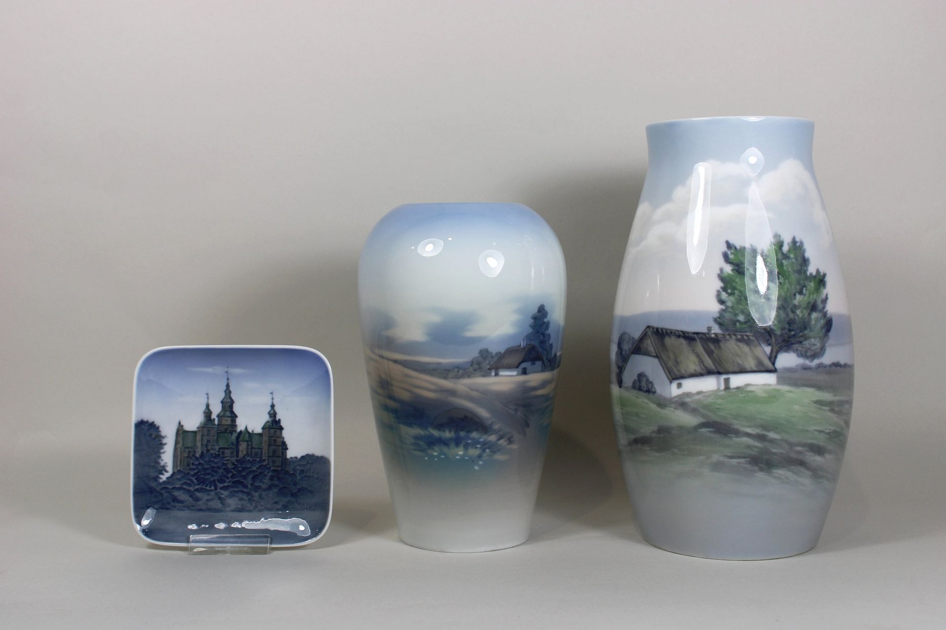 Zwei Vase und eine Schale Dos jarrones y un cuenco, porcelana, Dinamarca, Copenh&hellip;