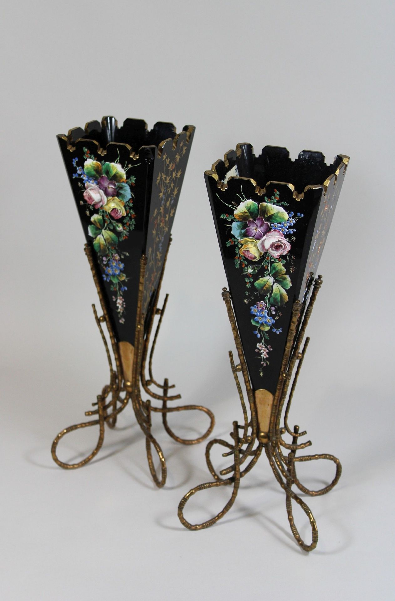 Paar Vasen, Glas mit Messingfuß Paire de vases, verre avec pied en laiton, décor&hellip;