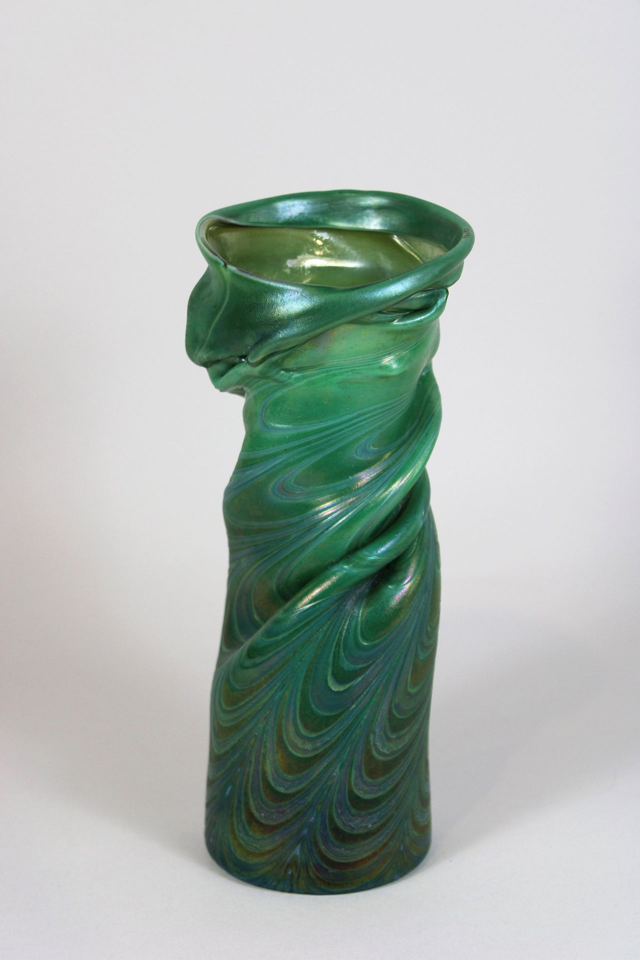 Jugendstil Vase, Glas Vase Art Nouveau, verre, 1994, verre teinté vert avec déco&hellip;