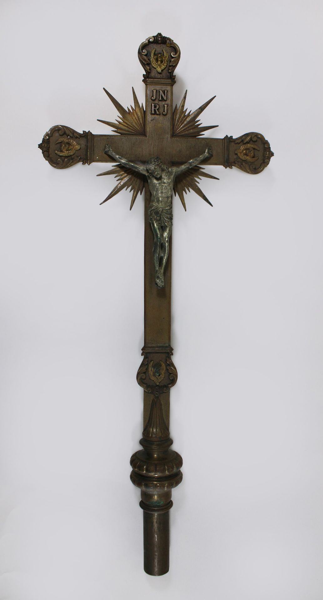 Prozessionskreuz, Vortragekreuz 游行十字架，黄铜，有基督的尸体和放射状的花环。尺寸：68 x 28厘米。狀況報告：因年久失修，部&hellip;