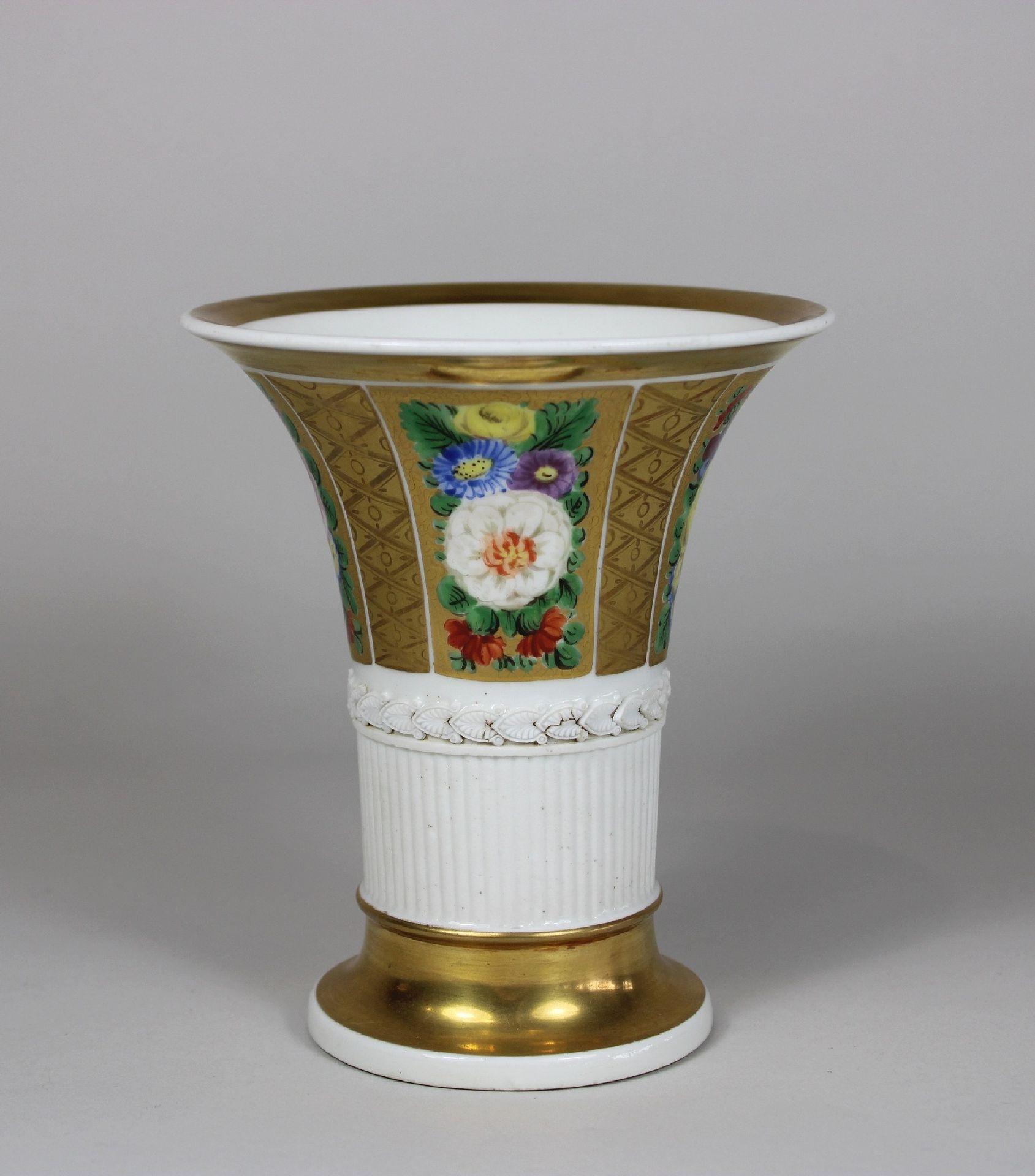 Trompetenvase, Porzellan 喇叭花瓶，瓷器，可能是法国的，没有标记，有花卉和黄金装饰以及浮雕装饰。高：13.5厘米。良好的，与年龄有关的状&hellip;