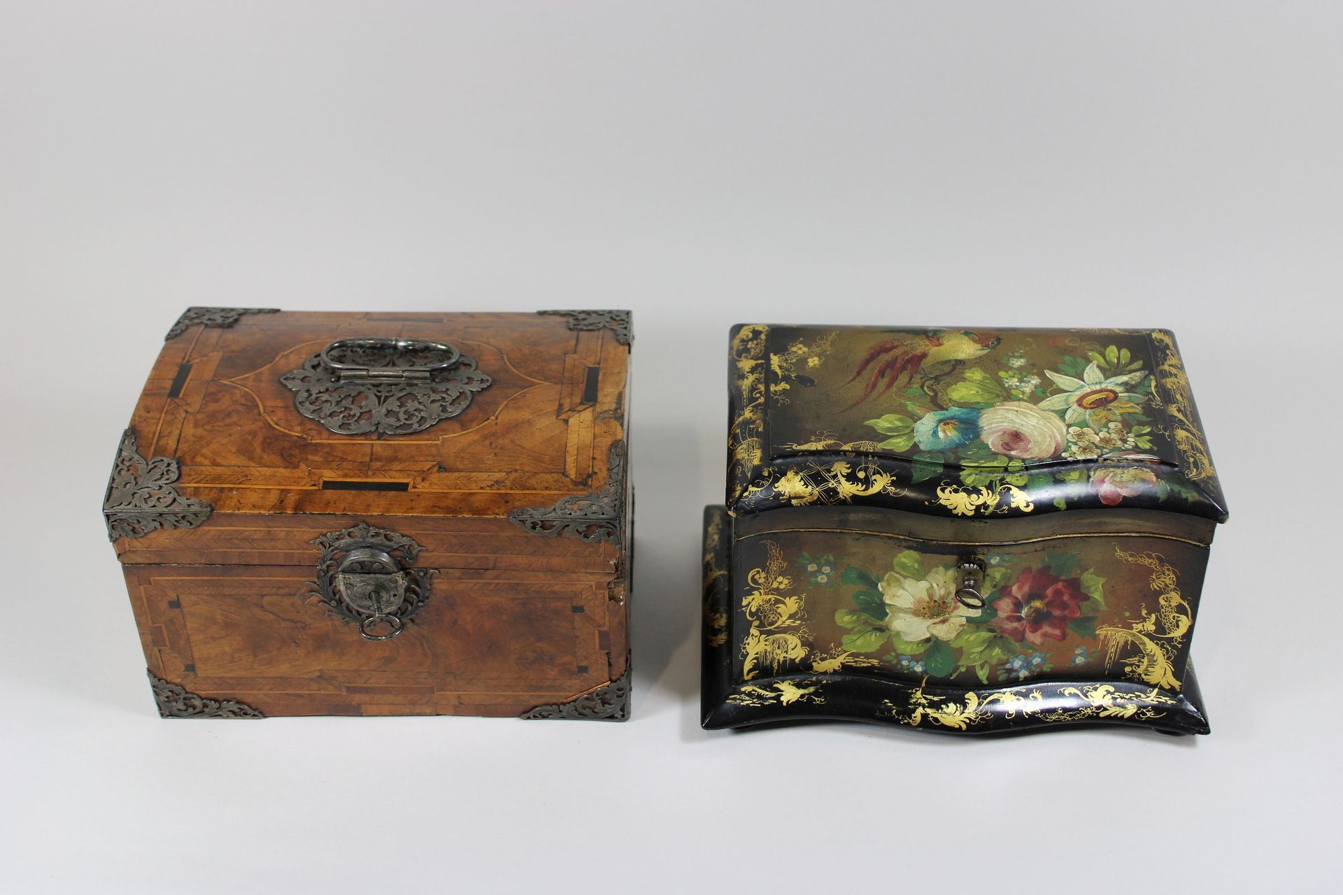 Zwei Holzschatullen 两个木箱，一个箱体贴有黄铜装饰，一个箱体涂有黑色底漆，有花卉装饰和金色，内部有两块。尺寸：21.3 x 13.1 x 1&hellip;