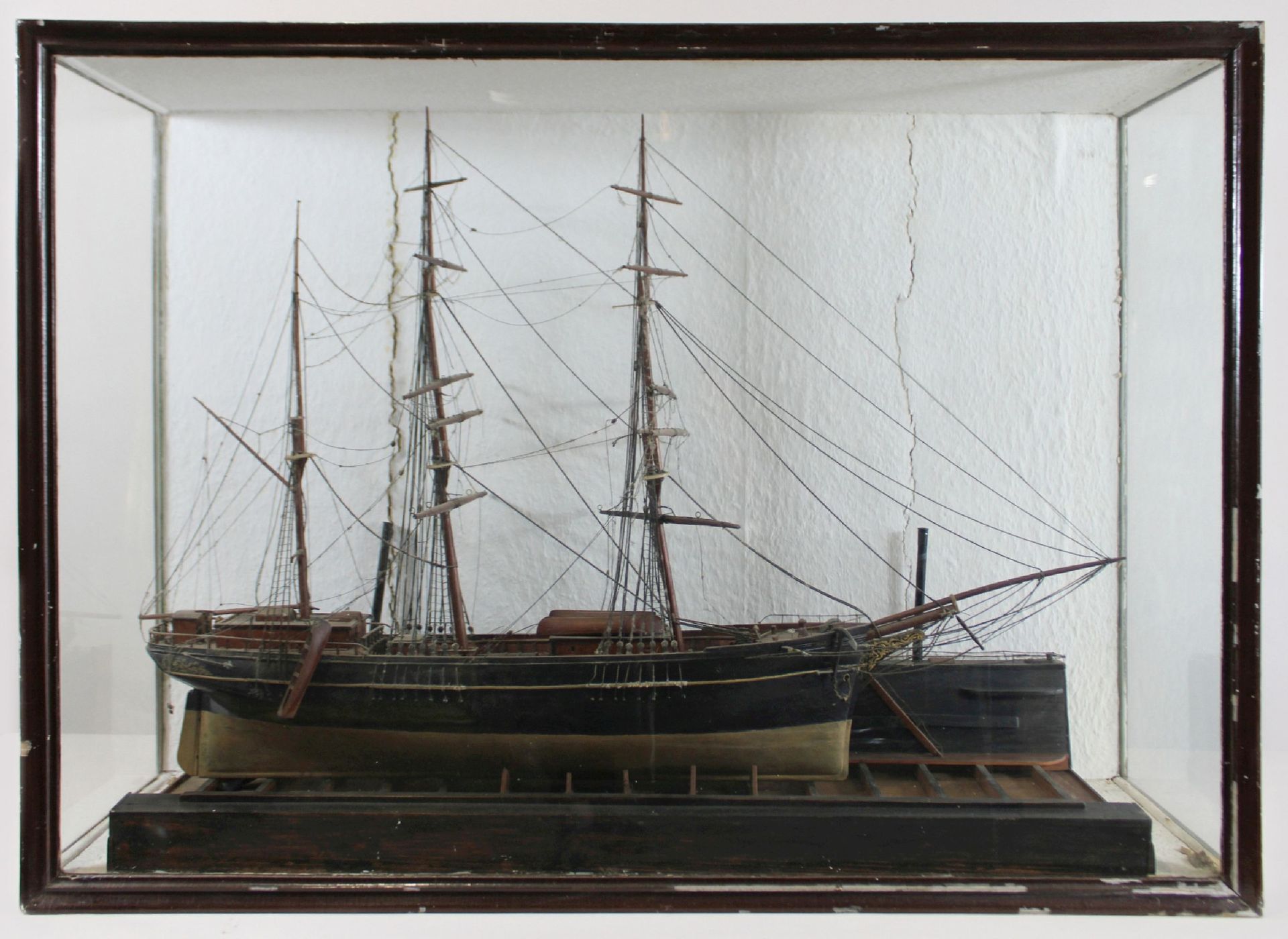 Modellschiff mit Schaukasten 带展示柜的模型船，木制三桅船，带索具，无帆，装在带三块玻璃的旧木制展示柜中，20世纪初，尺寸为船高约9&hellip;