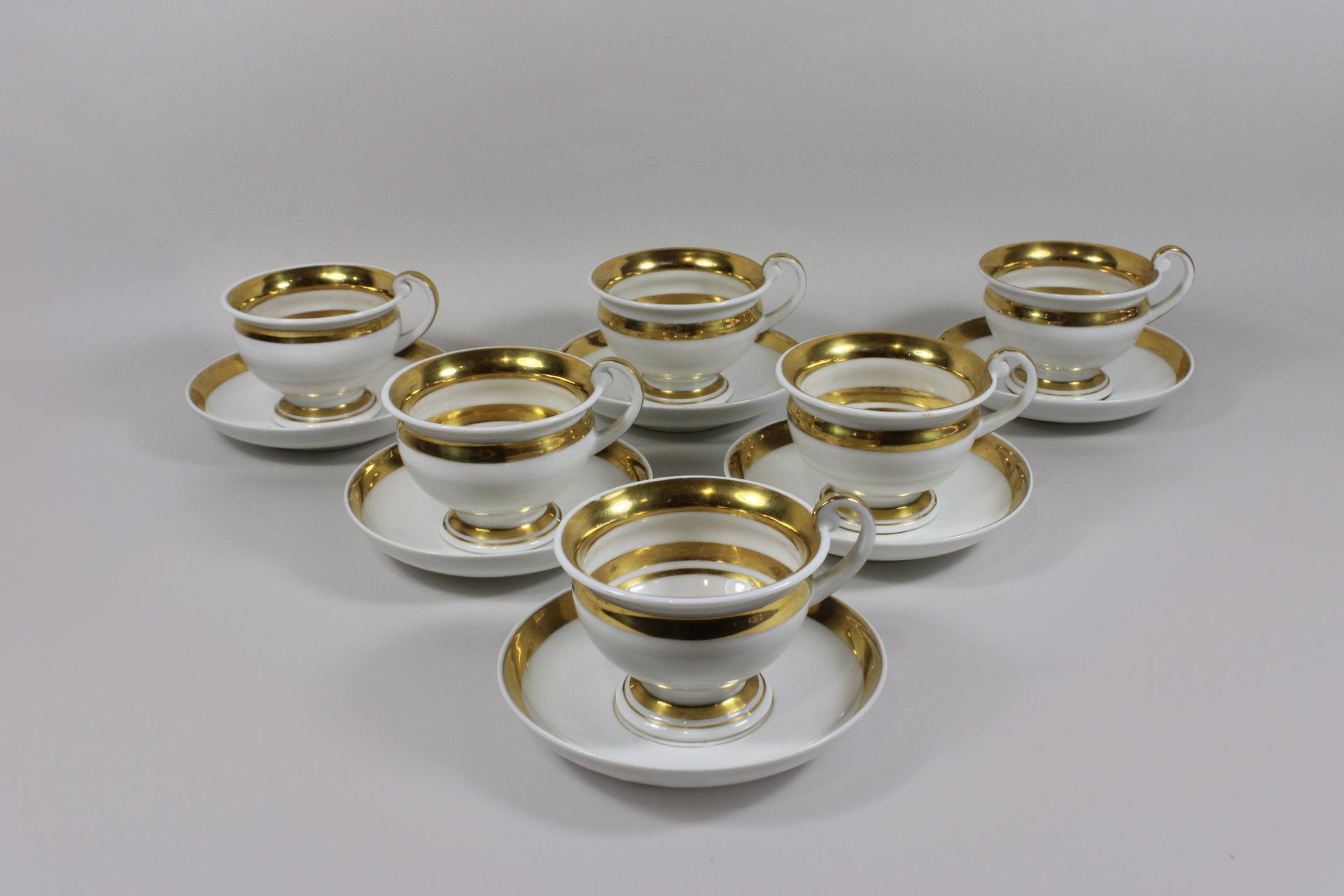 Sechs Kaffeetassen mit Untertassen Six coffee cups with saucers France, porcelai&hellip;