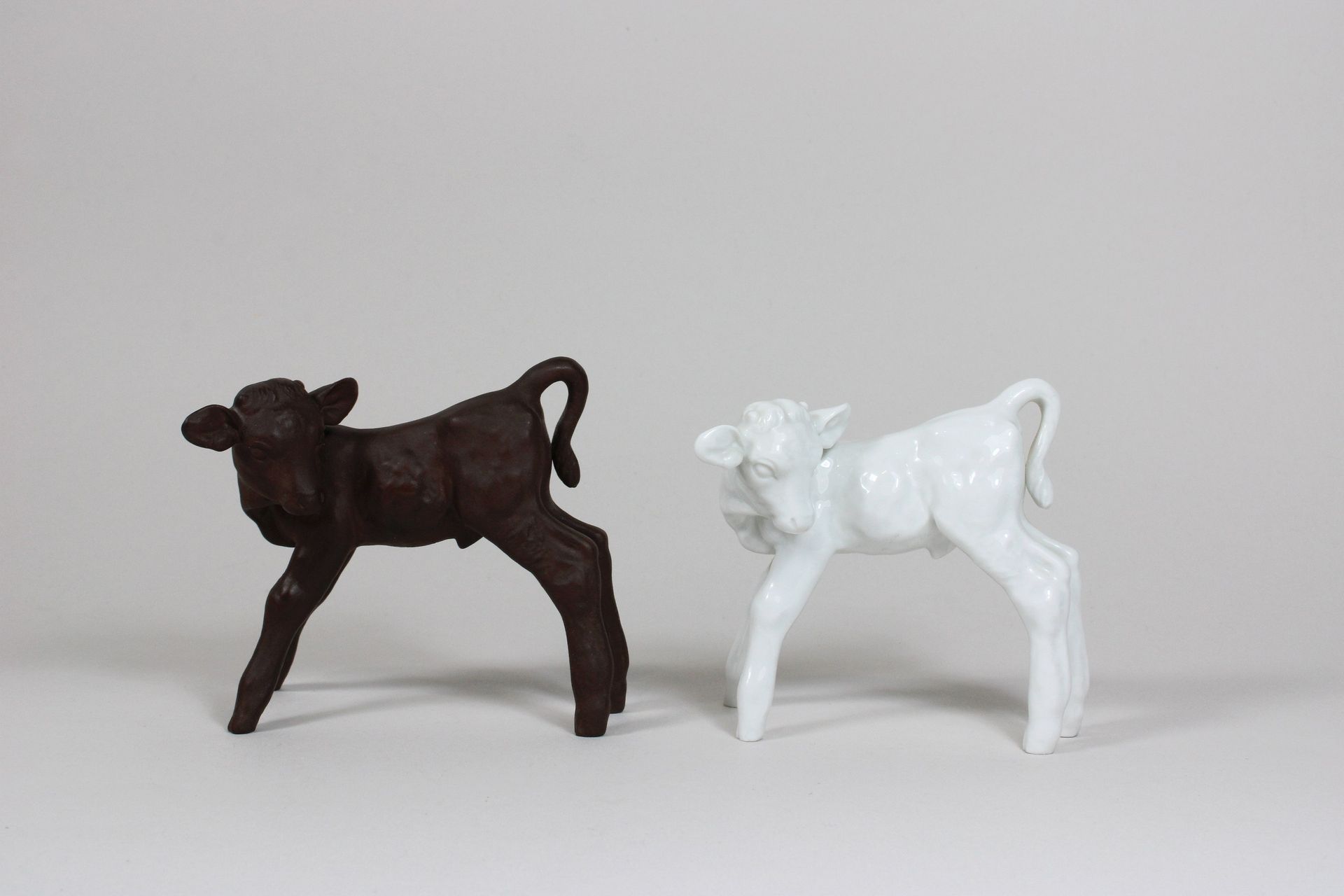 Zwei Pozellan- und Steingutkälber Due vitelli in porcellana e terracotta, Meisse&hellip;