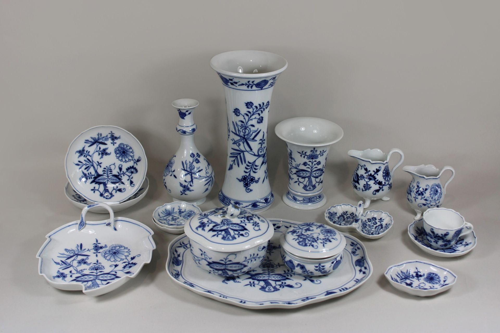 Konvolut 19 Teile Meissenporzellan Set of 19 pieces Meissen porcelain, onion pat&hellip;